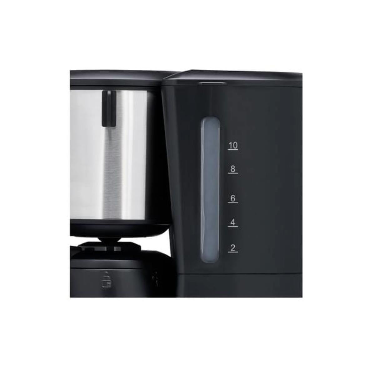 Ekspres do kawy, zbliżenie z boku. Czarny i srebrny ze wskaźnikiem poziomu wody.