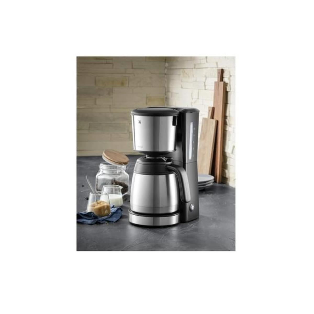 Ekspres do kawy ze stali nierdzewnej ze szklanym słoikiem i drewnianymi deskami do krojenia.