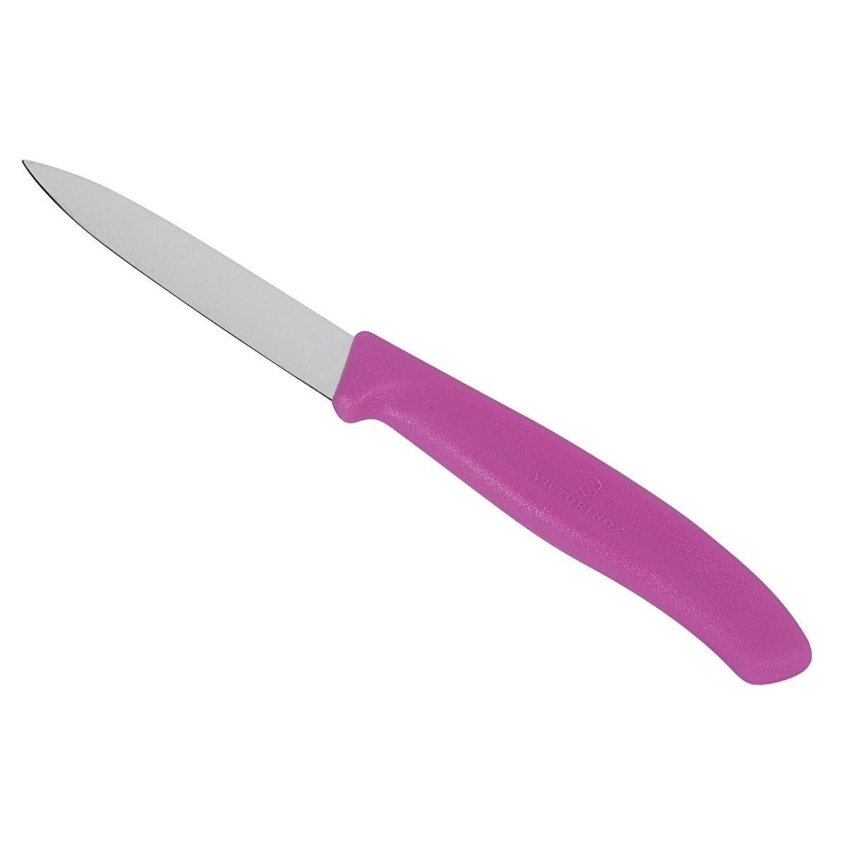 Gümüş renkli bıçağı ve pembe sapı olan bir Victorinox soyma bıçağı, beyaz zeminde.