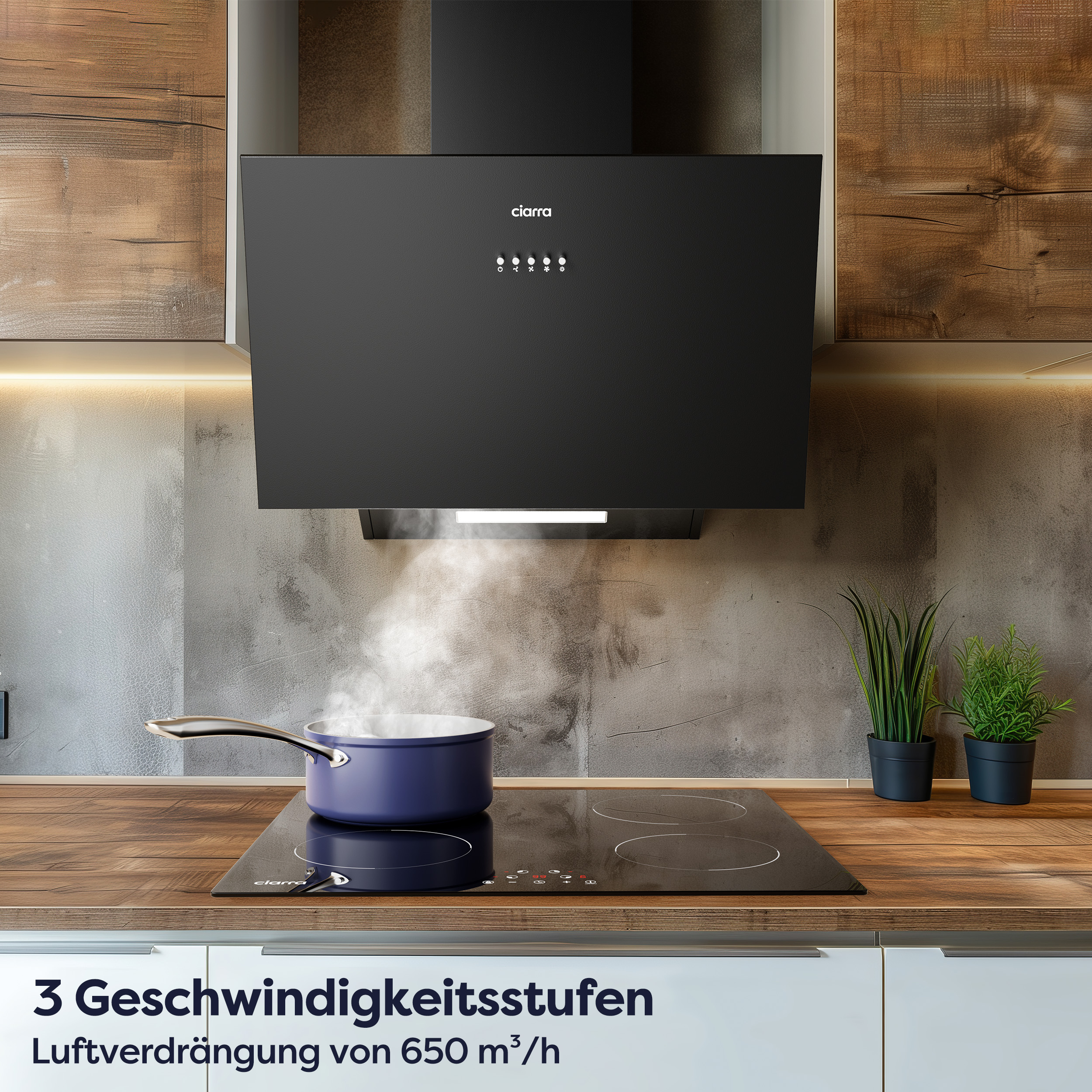 Een zwarte afzuigkap boven een kookplaat met een blauwe pan. Stoom stijgt op uit de pan.