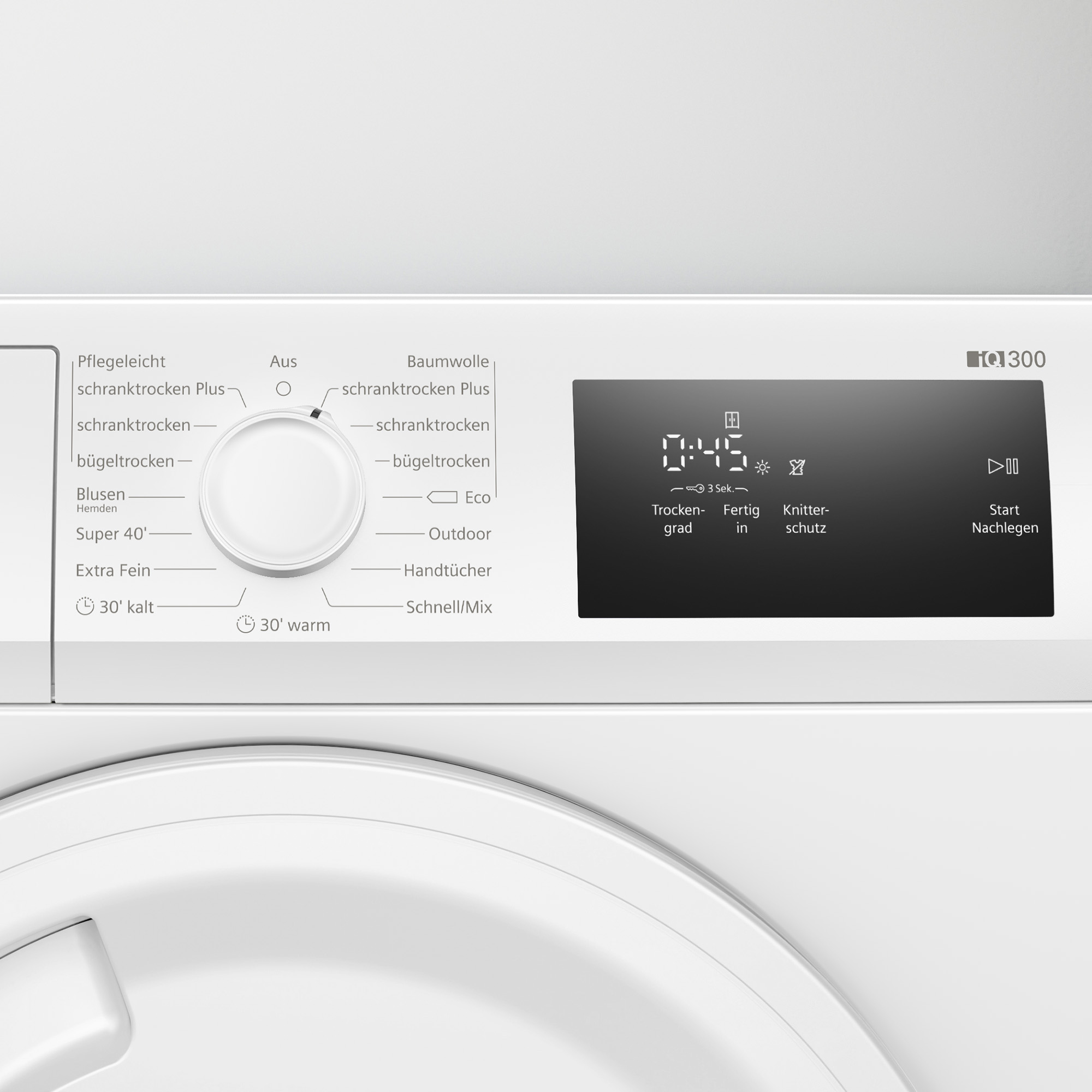 Nahaufnahme des Bedienfelds einer weißen Waschmaschine. Zeigt Einstellungen und ein digitales Display mit Uhrzeit.