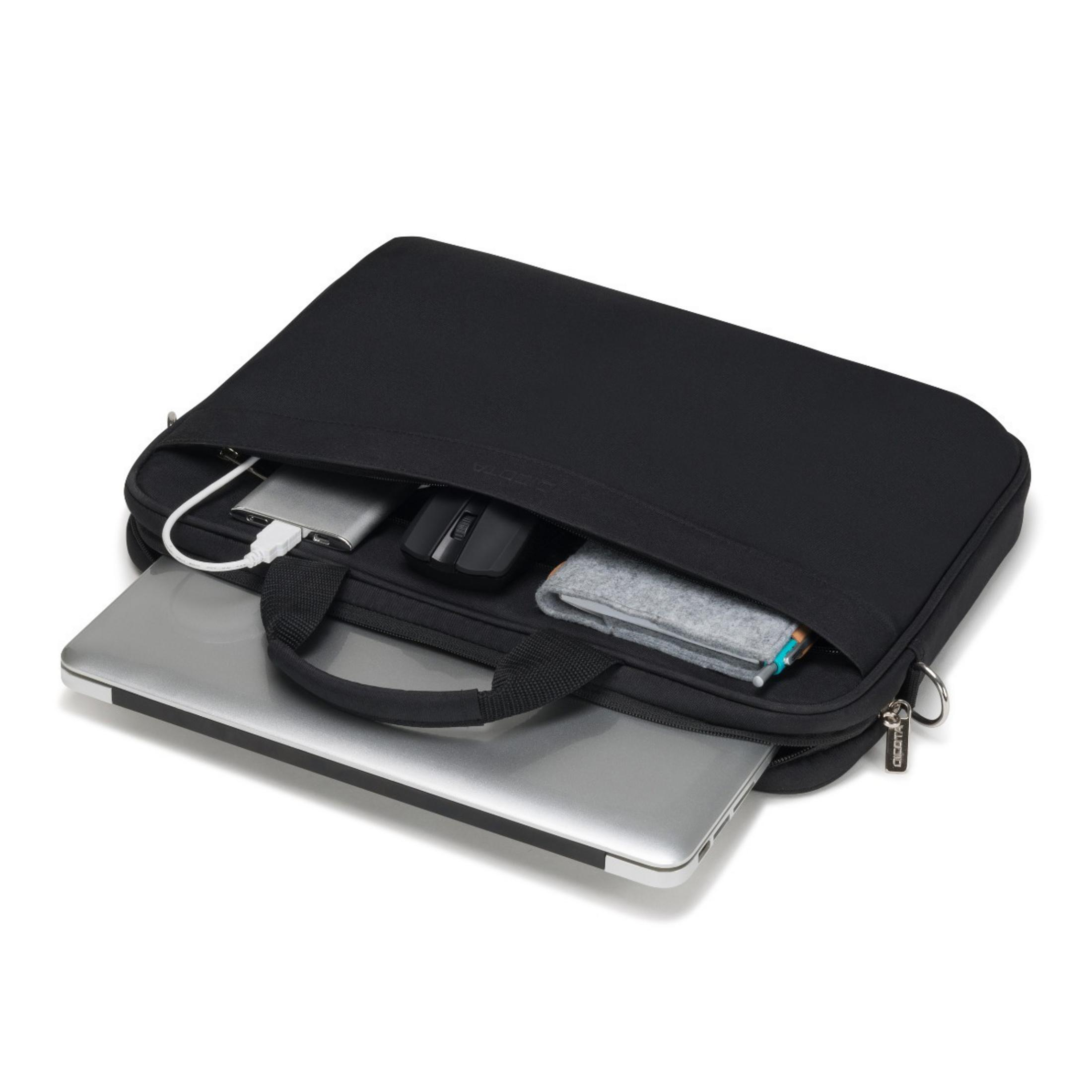 Zwarte laptoptas, open. Bevat laptop, muis, oplader en accessoires. Witte achtergrond.