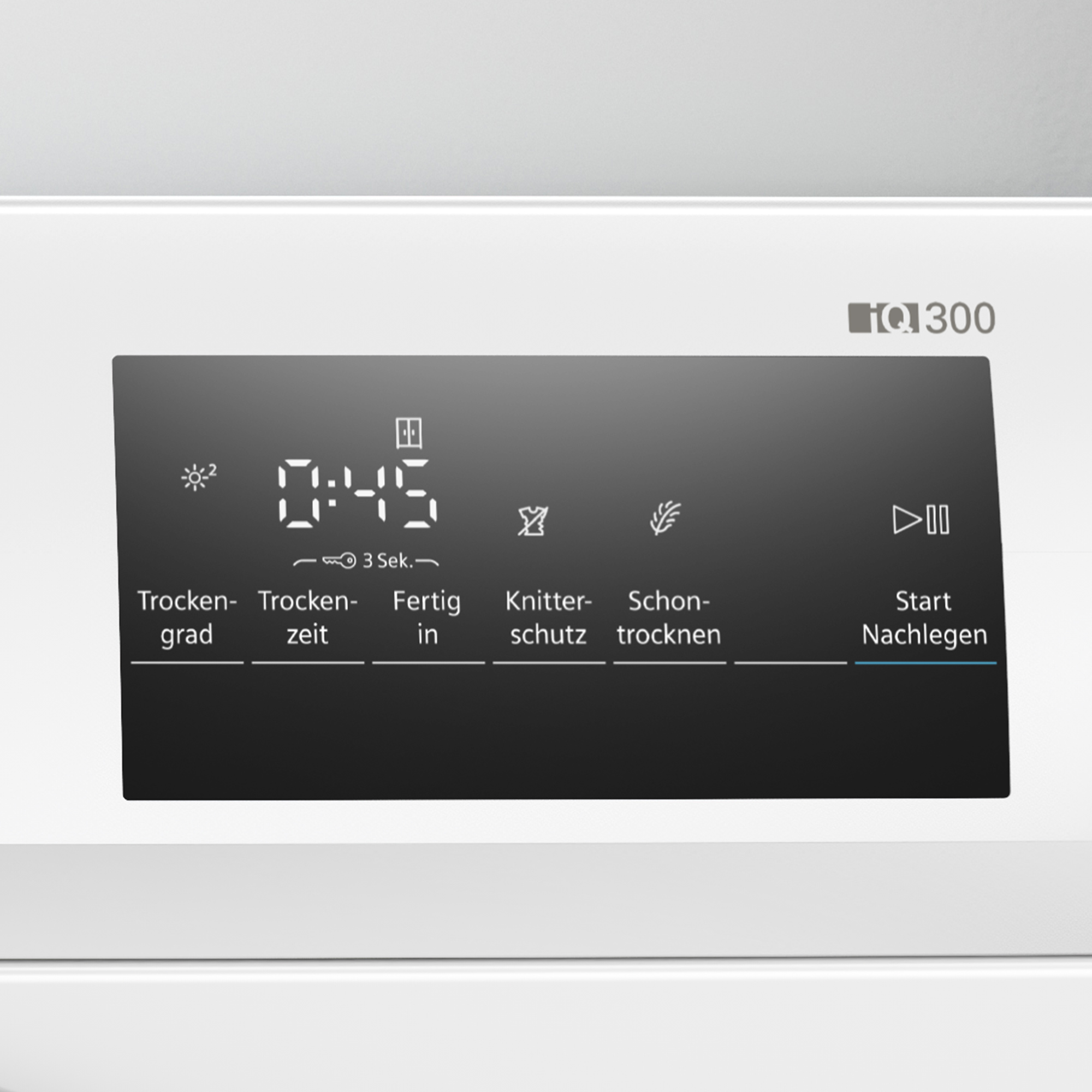 Zbliżenie na koło roweru w nocy, z czerwonymi i pomarańczowymi światłami oświetlającymi koło.