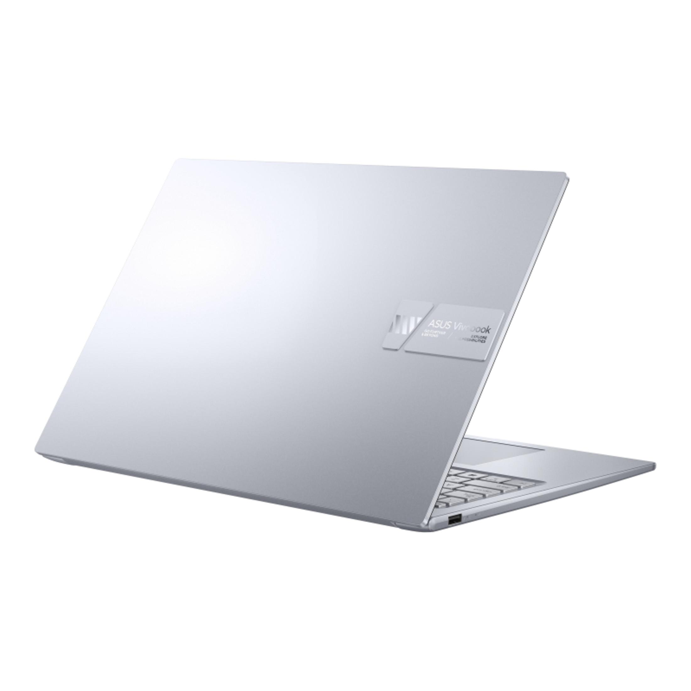 Silberner Laptop mit dem ASUS Vivobook-Logo, weißer Hintergrund, Rückansicht.