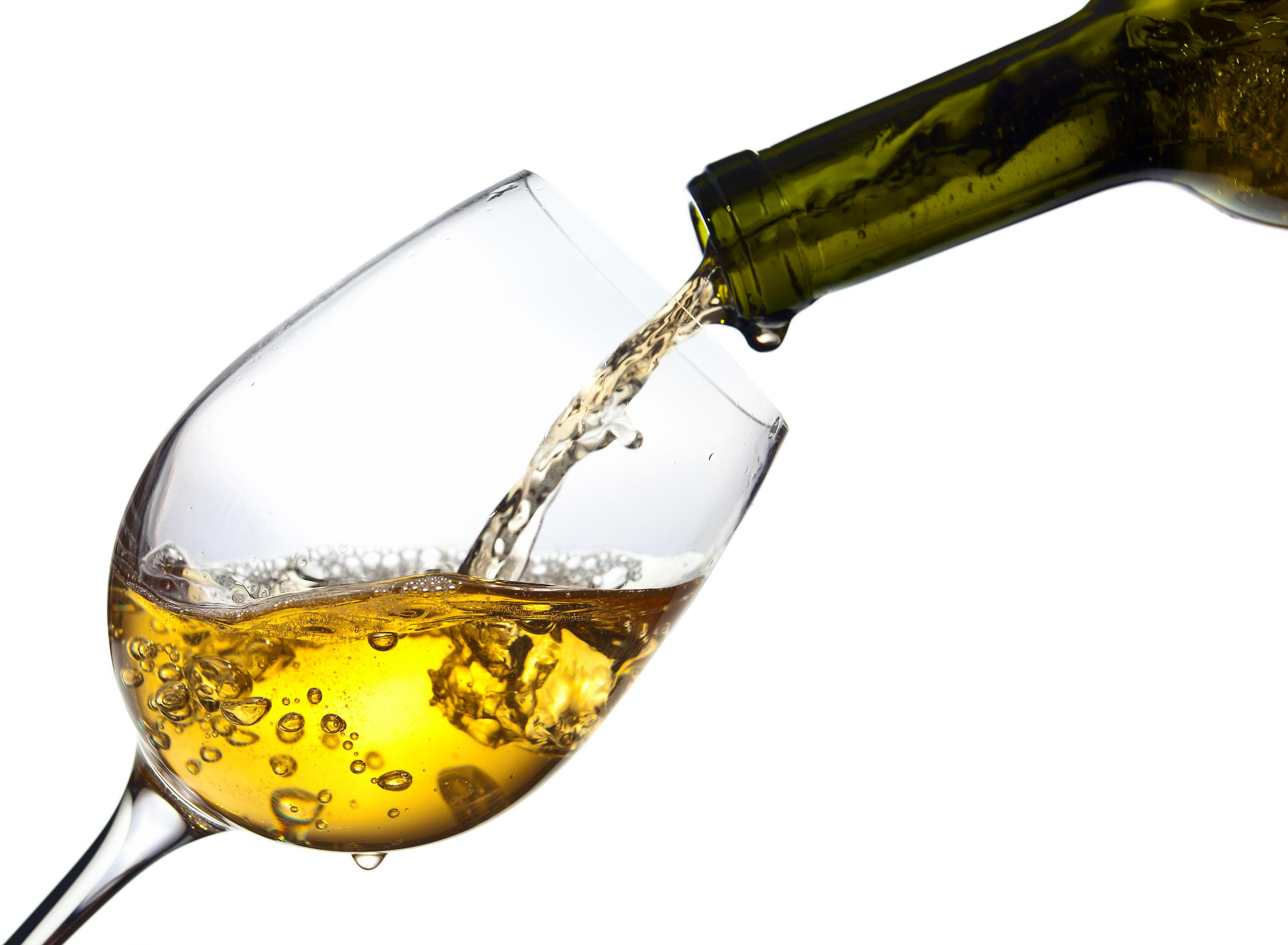 Wein, der in ein Glas gegossen wird. Das Glas ist klar und der Wein ist gelb. Weißer Hintergrund.