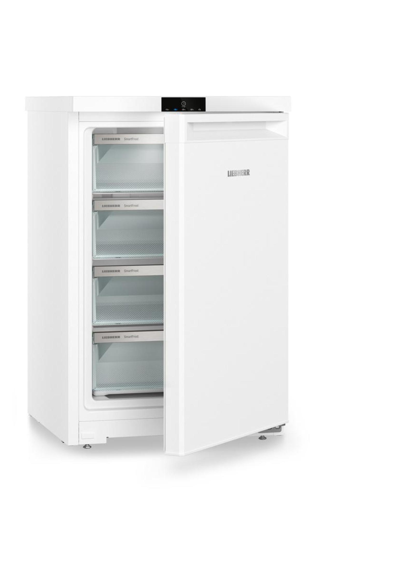 Ein weißer Kühlschrank mit geöffneter Tür, zeigt Regale.