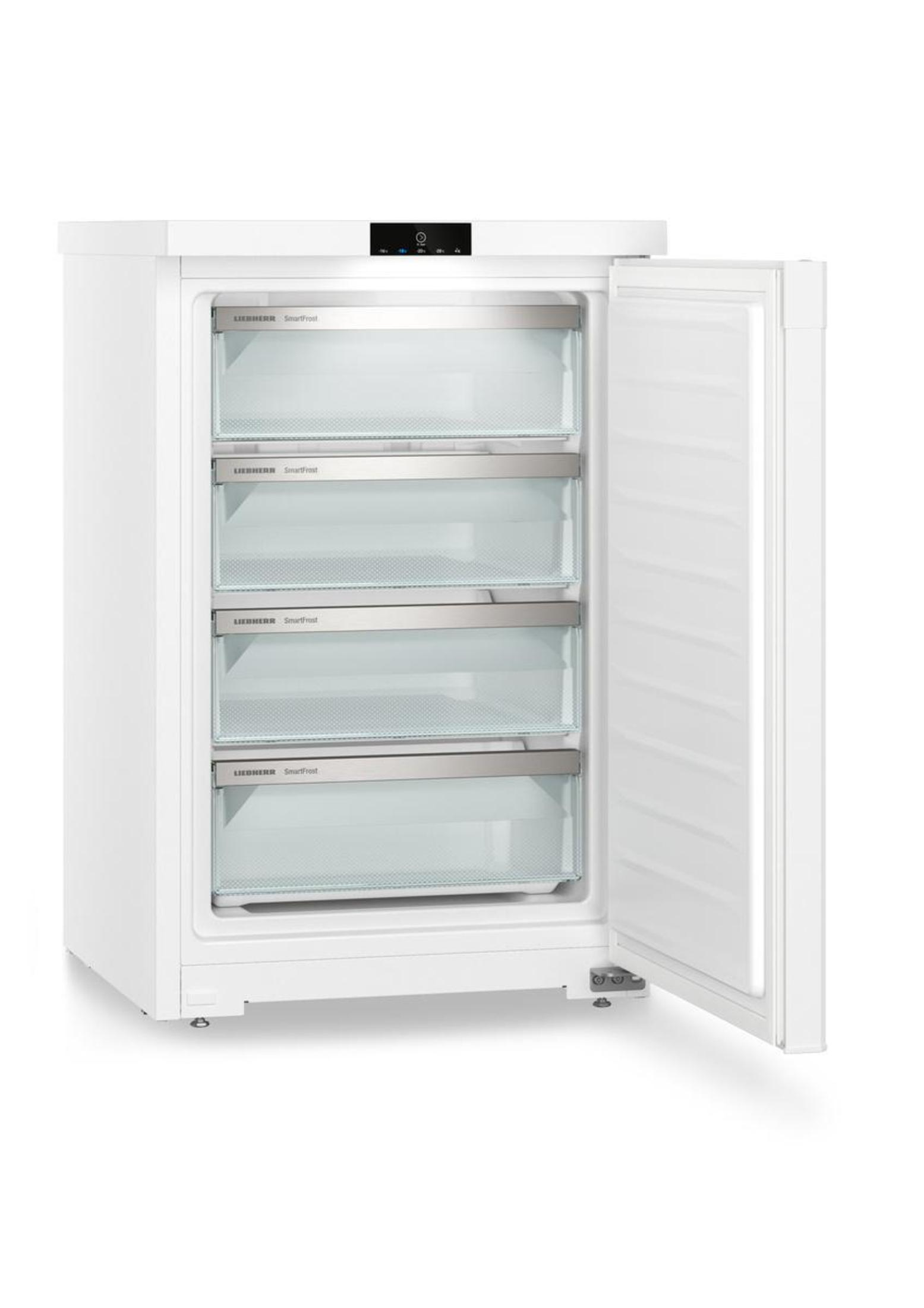 Weißer Kühlschrank mit offener Tür, zeigt vier transparente Schubladen, mit einem Logo. Weißer Hintergrund.