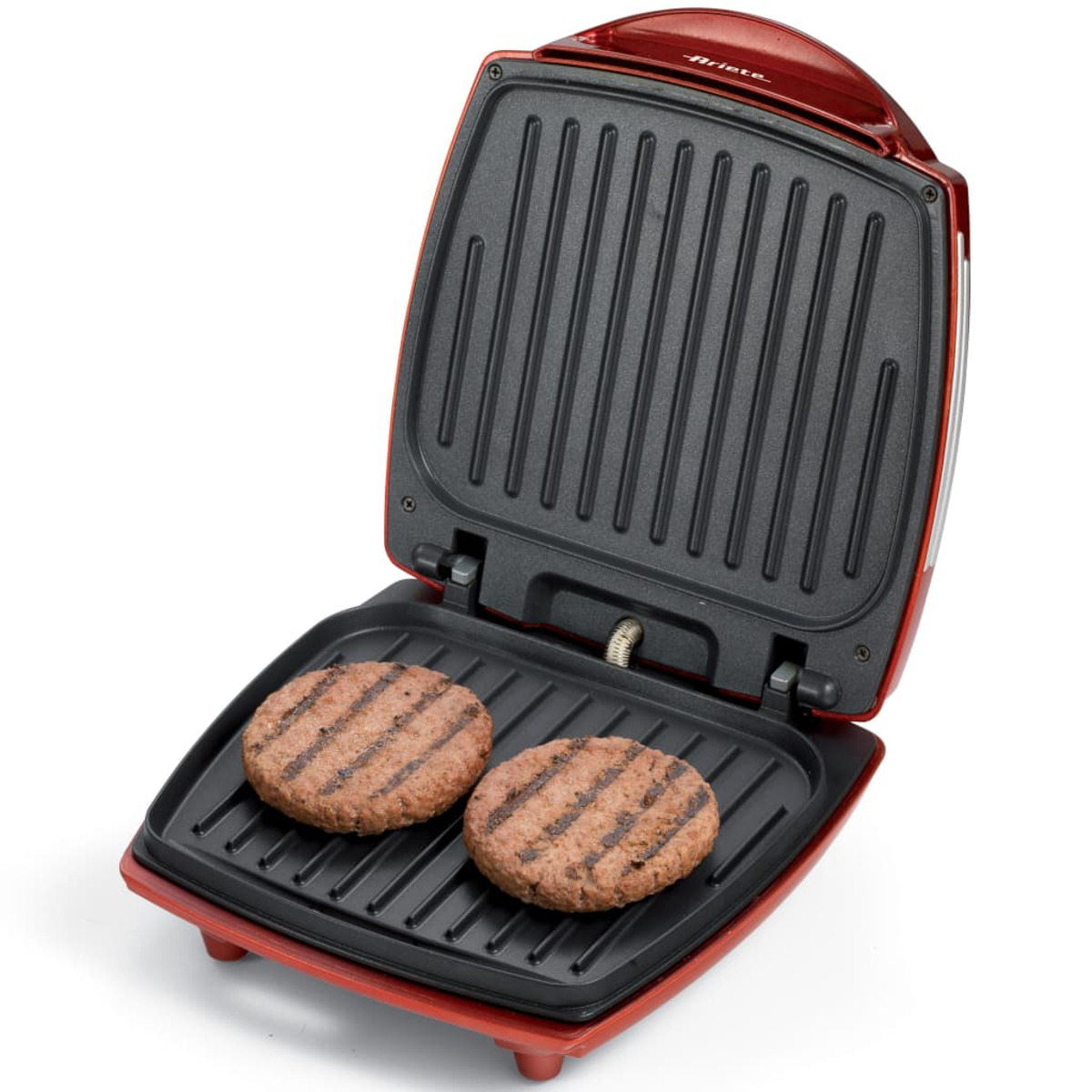 Griglia rossa con due hamburger grigliati. La griglia è aperta, mostra la superficie. Sfondo bianco.