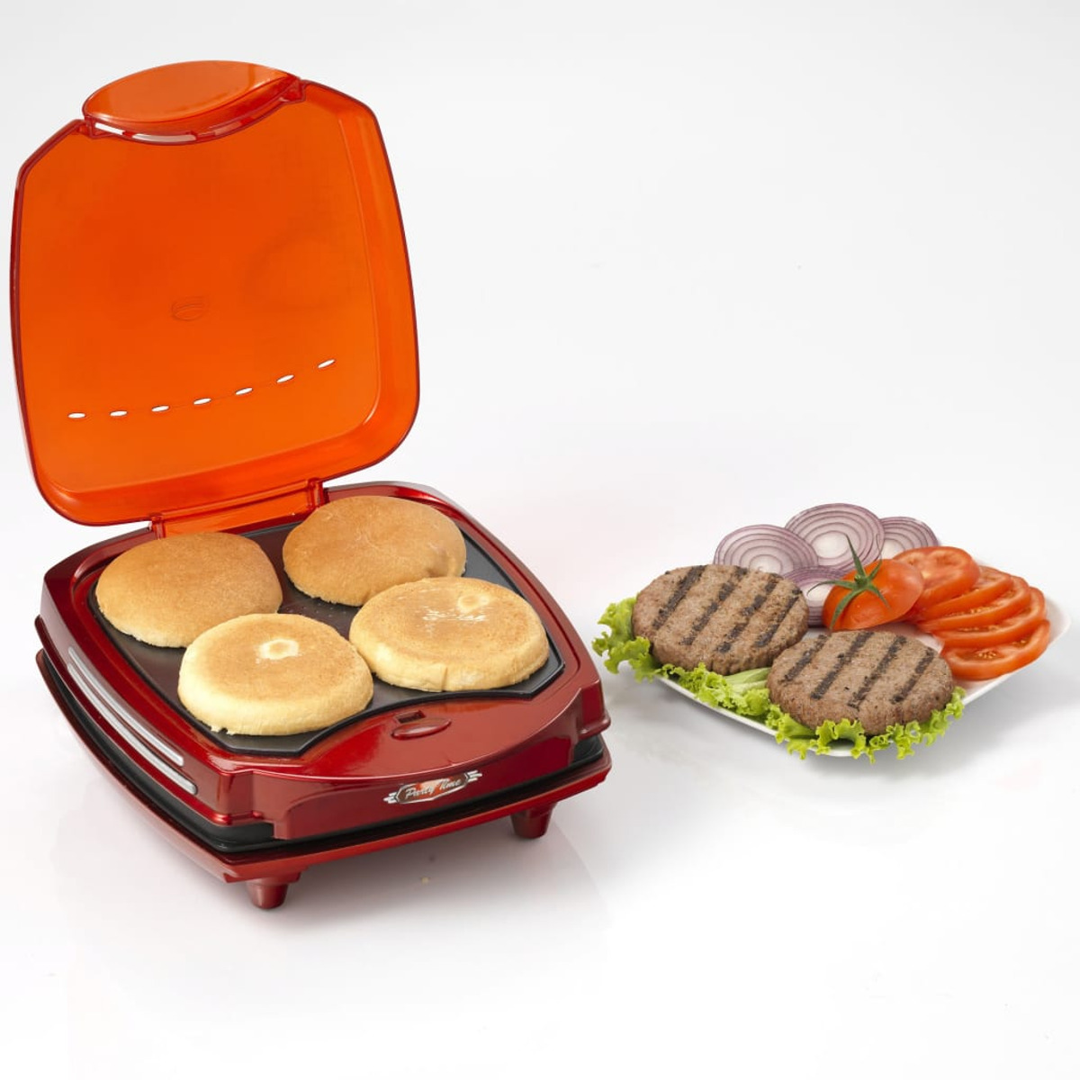 Macchina per hamburger rossa con panini e piatto con hamburger, pomodori e anelli di cipolla.