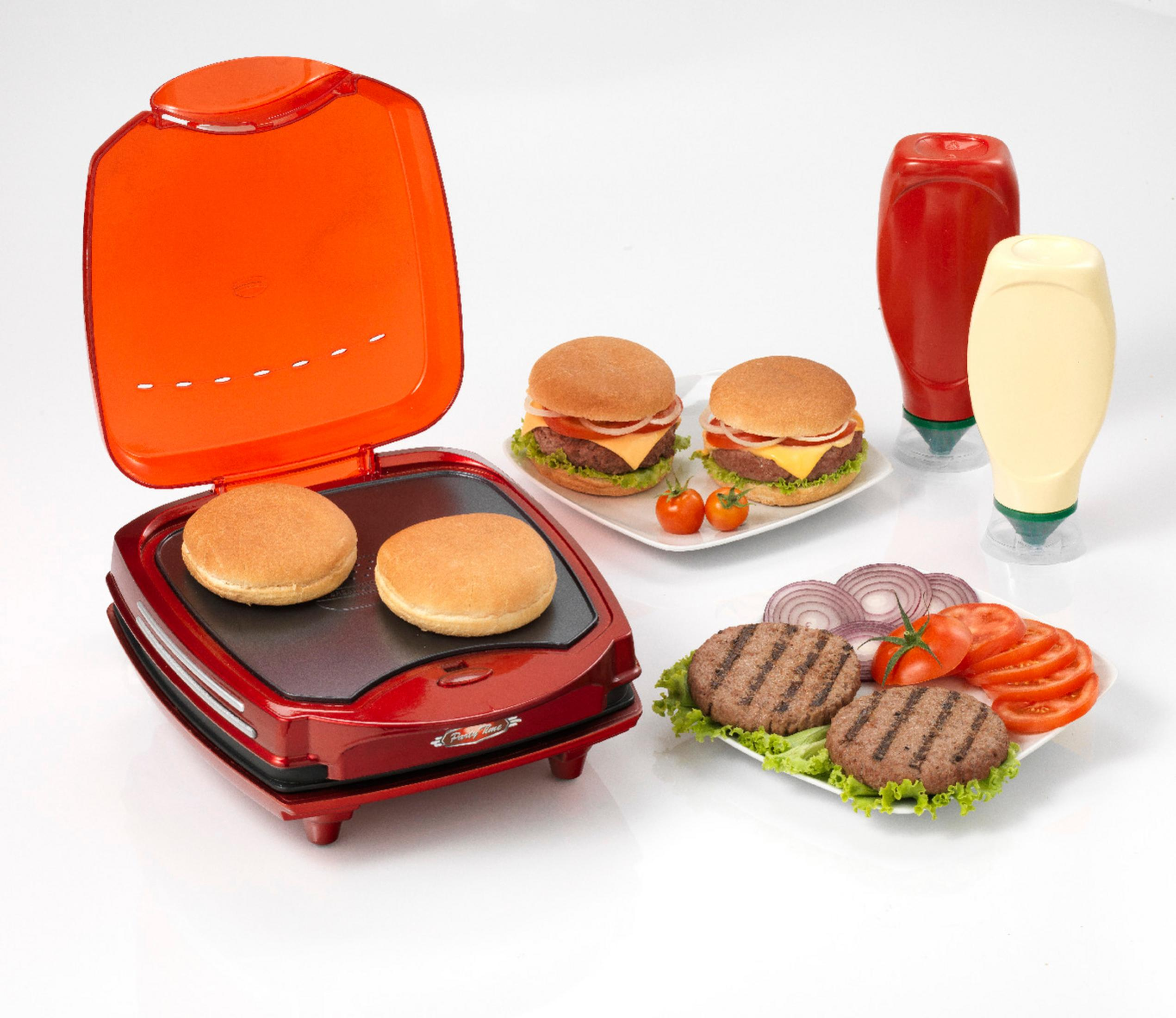 Griglia per hamburger rossa con panini, hamburger, condimenti e salse. Sfondo bianco.