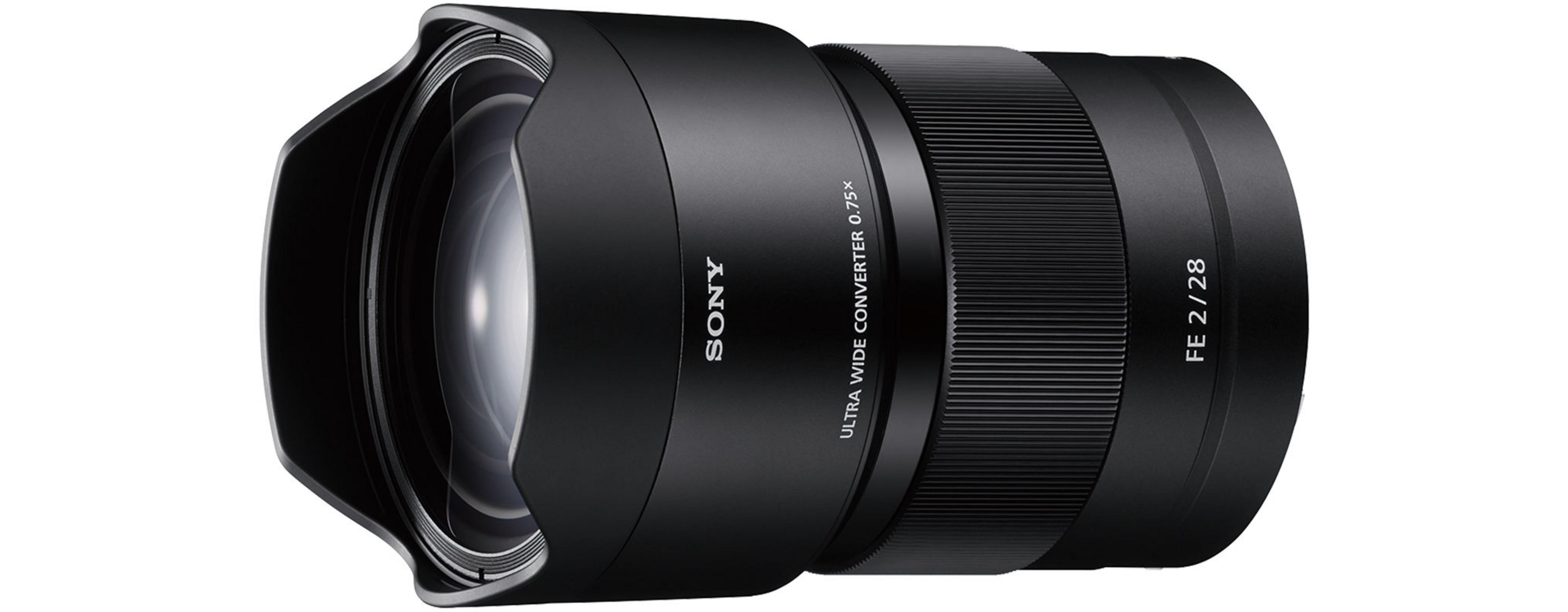Obiettivo per fotocamera nero con paraluce. Ha un anello argentato e testo bianco.