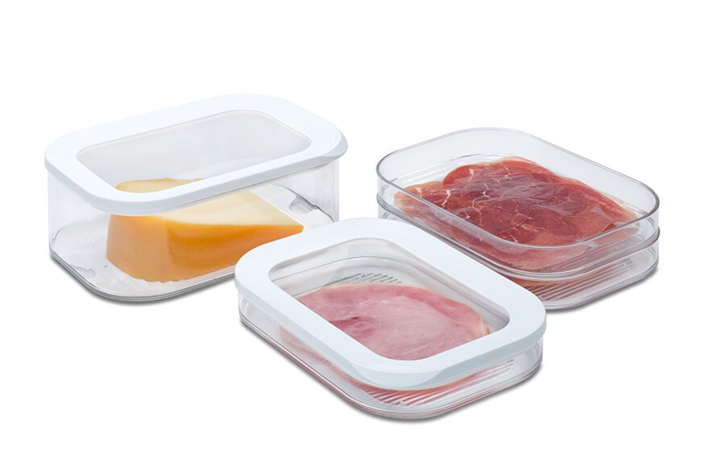 Drei transparente Behälter mit Lebensmitteln, darunter Käse und Fleisch.
