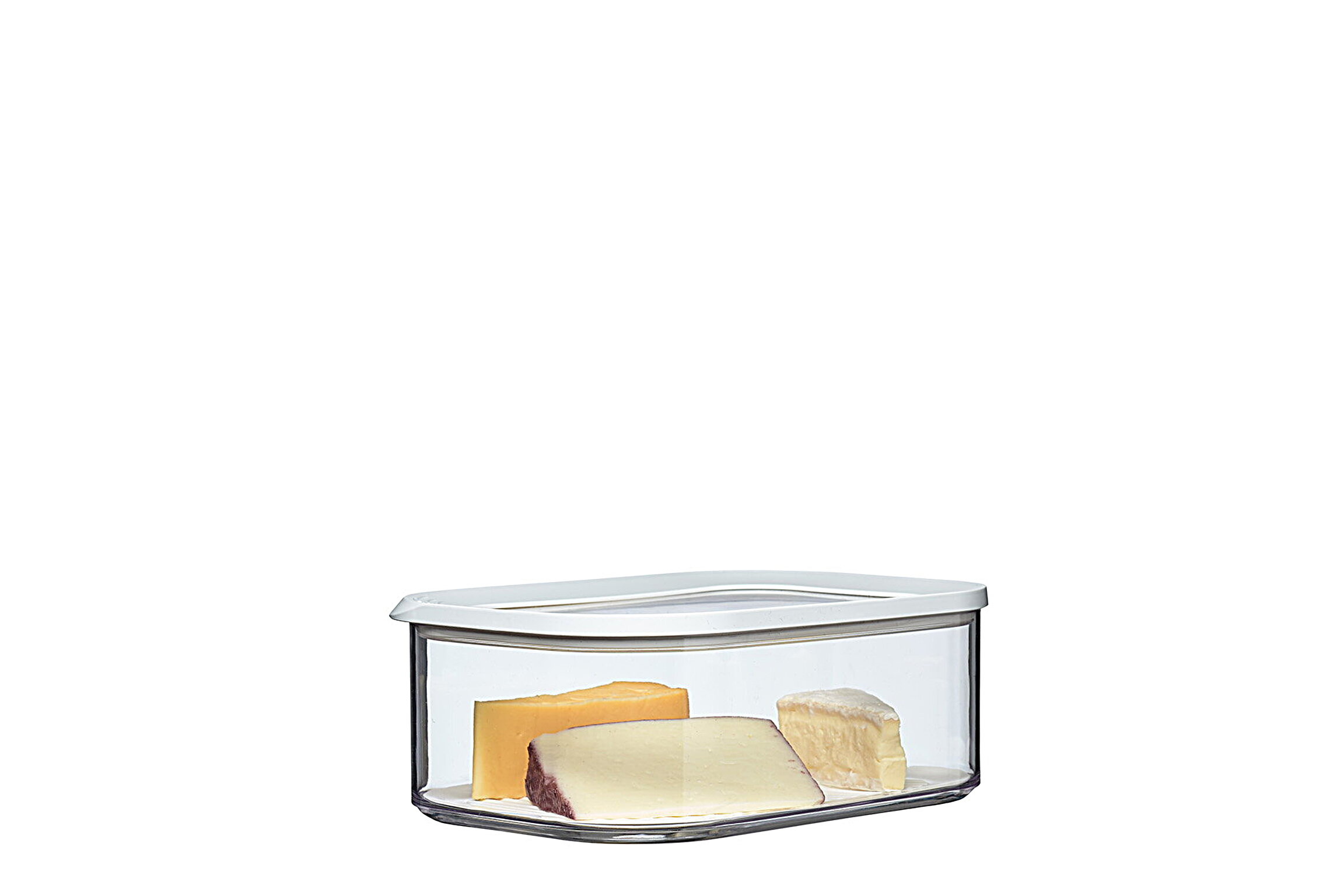 Ein klarer rechteckiger Behälter mit Käse darin, vor weißem Hintergrund.