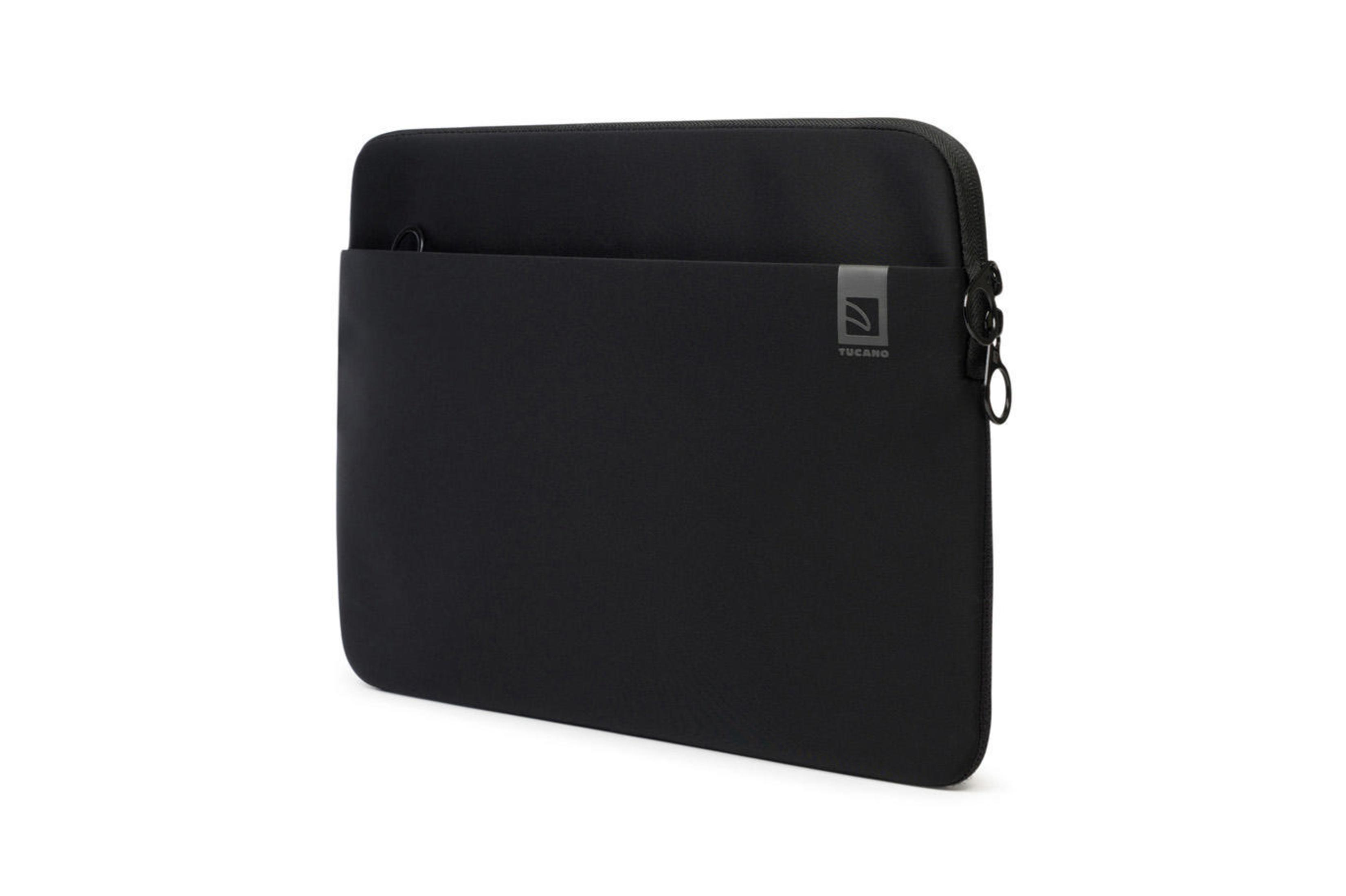 Eine schwarze Laptop-Hülle. Sie hat eine Vordertasche und einen Reißverschluss. Die Marke ist Tucano.