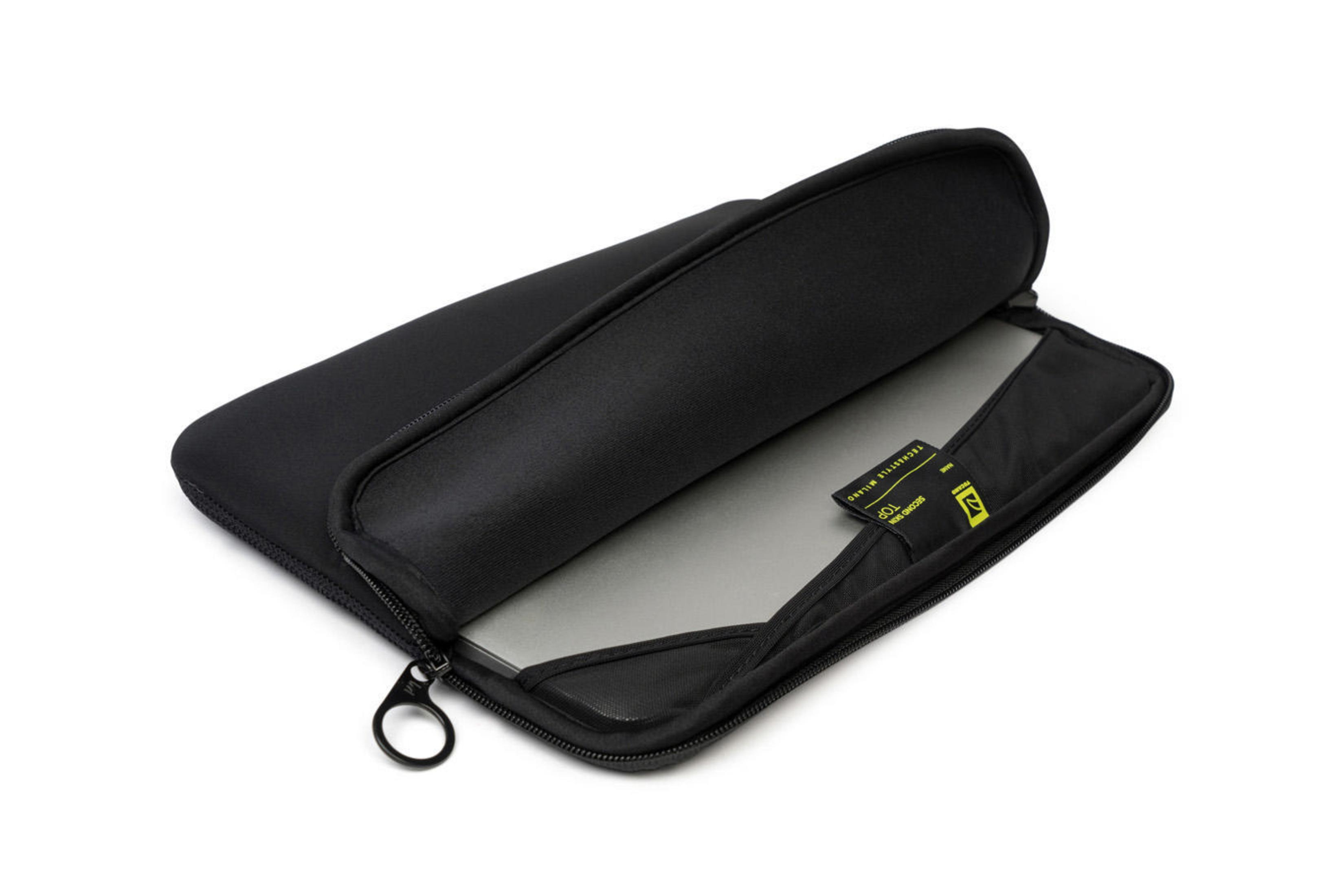 Schwarze Laptop-Hülle, geöffnet, mit einem Laptop darin. Weißer Hintergrund.