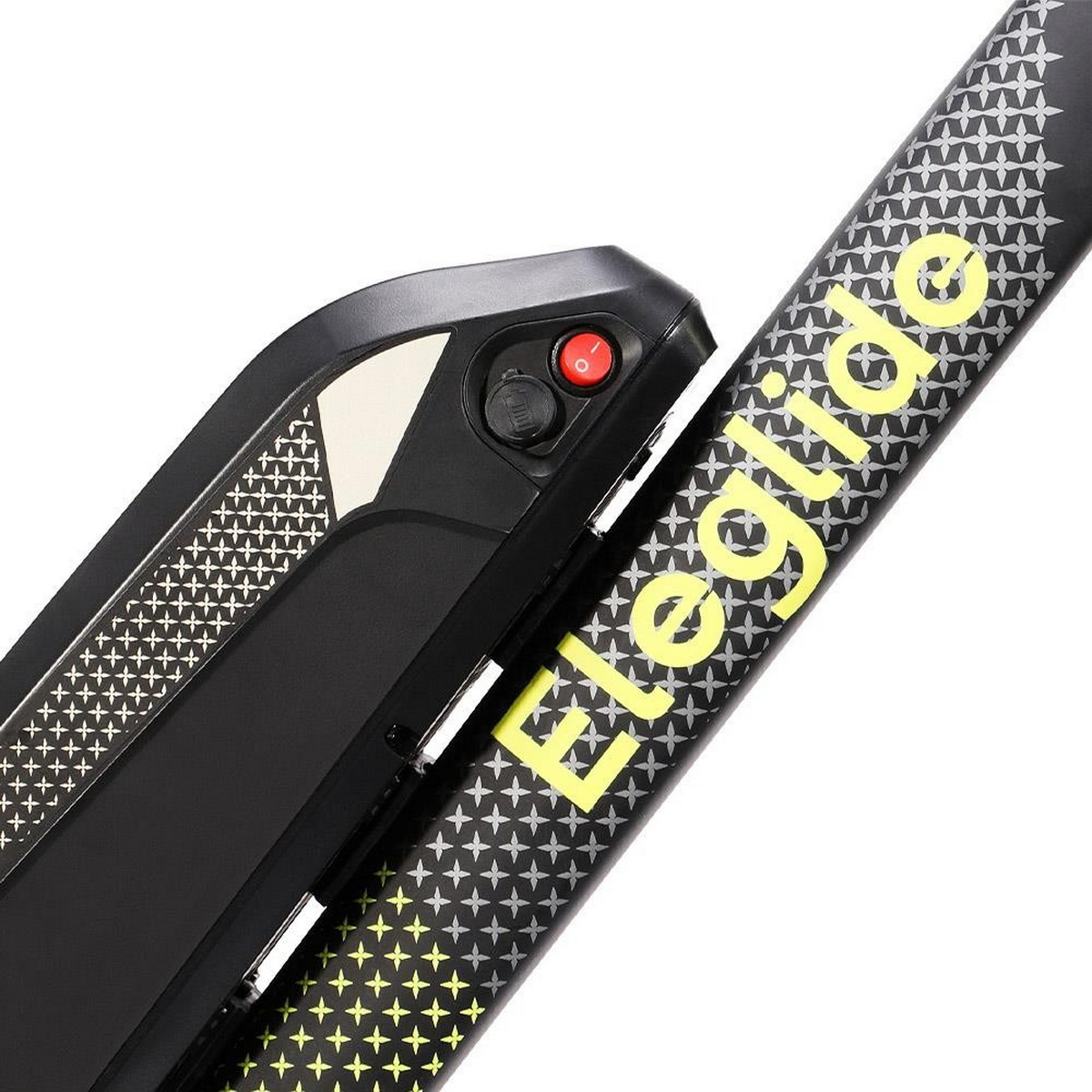 Czarny akumulator z żółtymi i białymi wzorami przymocowany do ramy roweru elektrycznego.