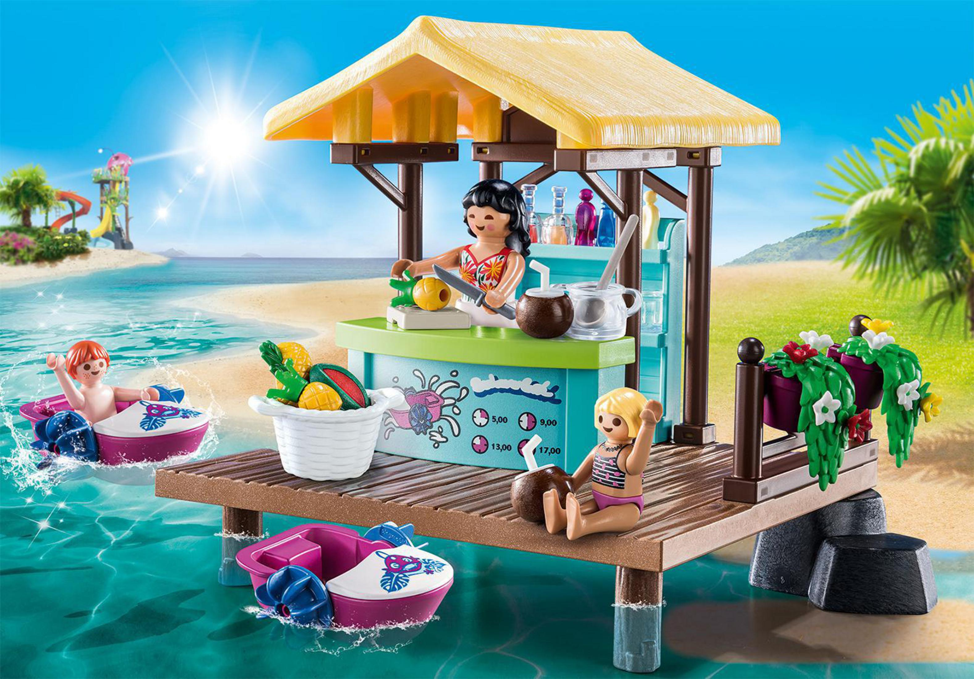Strandszene: Figuren an einem Saftstand, in Booten und auf einem Pier. Palmen und Wasser sind sichtbar.