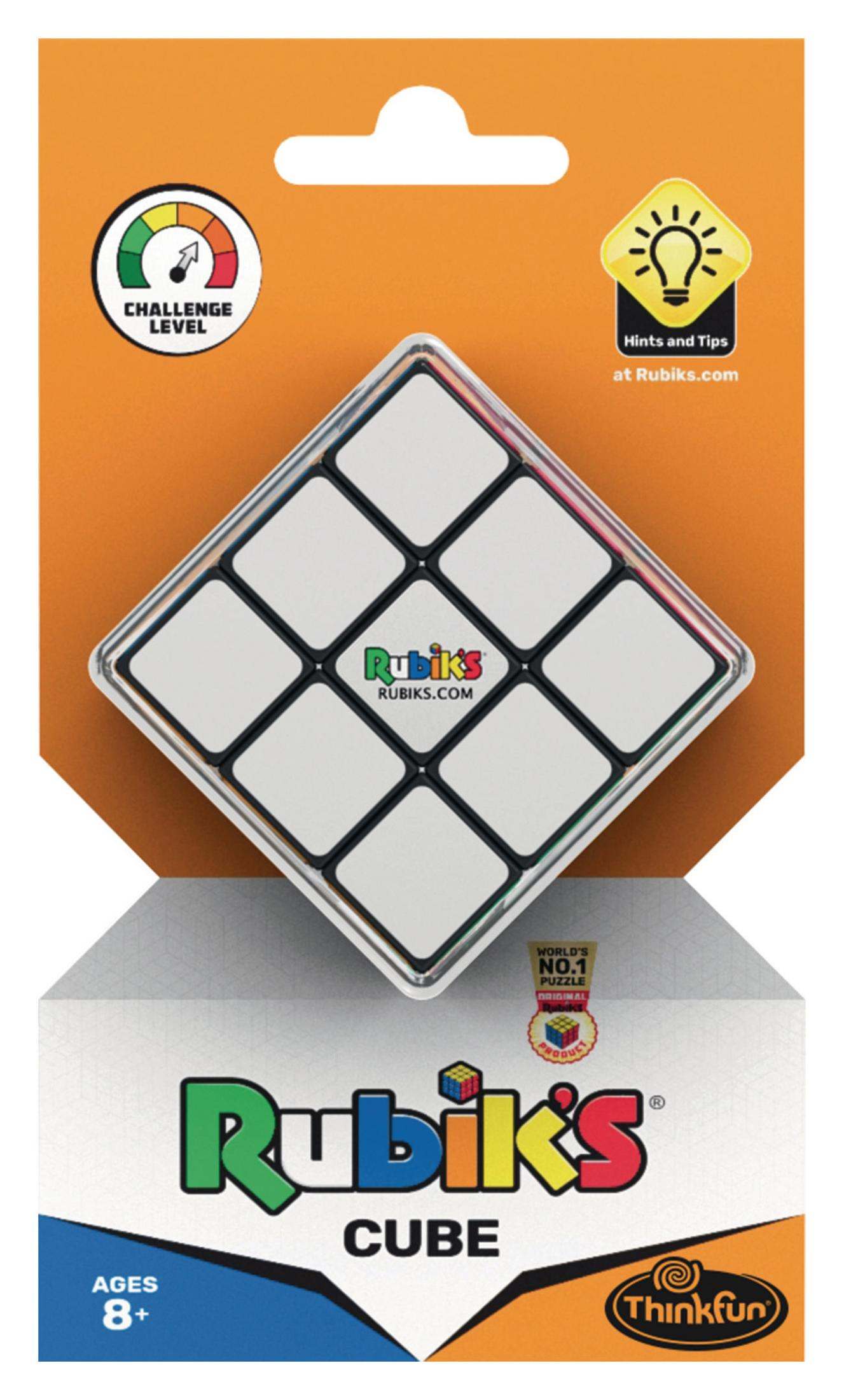 Rubik's Cube-Verpackung mit einem Würfel mit weißen Quadraten und bunten Etiketten, auf Orange.