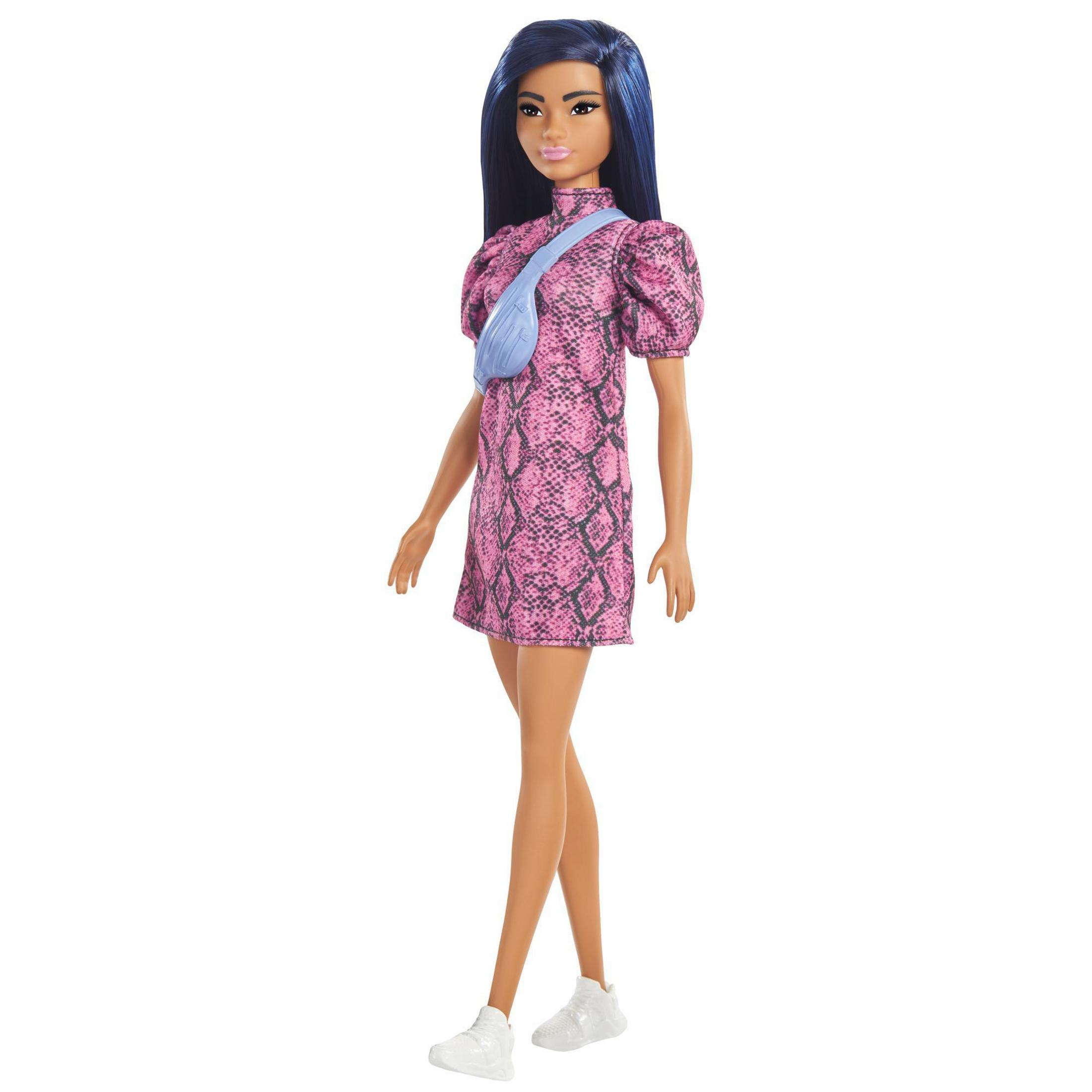 Eine Puppe in rosa Schlangenhautkleid mit blauer Geldbörse, weißen Schuhen und dunkelblauen Haaren.