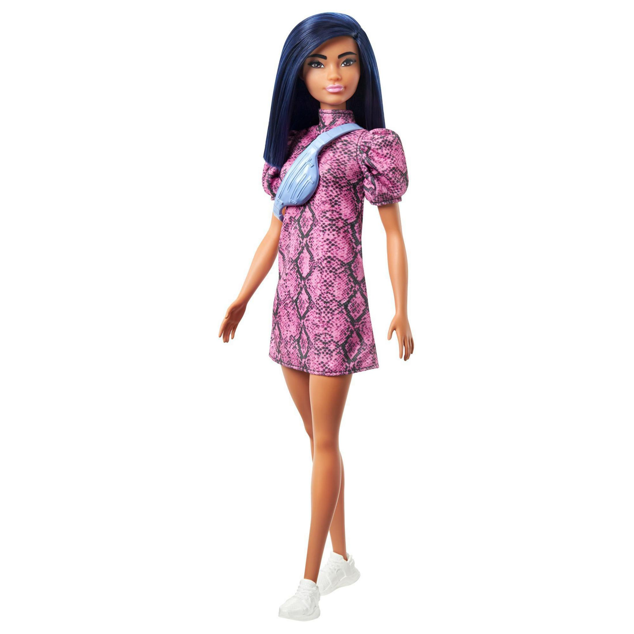 Eine Barbie-Puppe mit einem rosa Schlangenkleid, einer blauen Handtasche und weißen Schuhen. Blaues Haar.