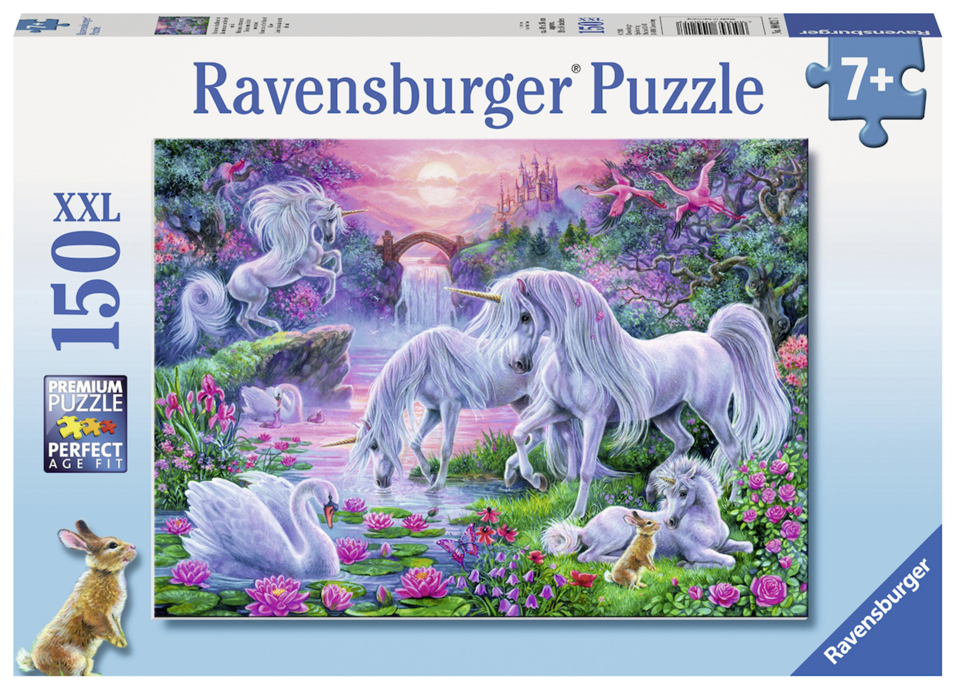 Puzzle Ravensburger mostra unicorni che bevono vicino a un castello, cigni e un coniglio.