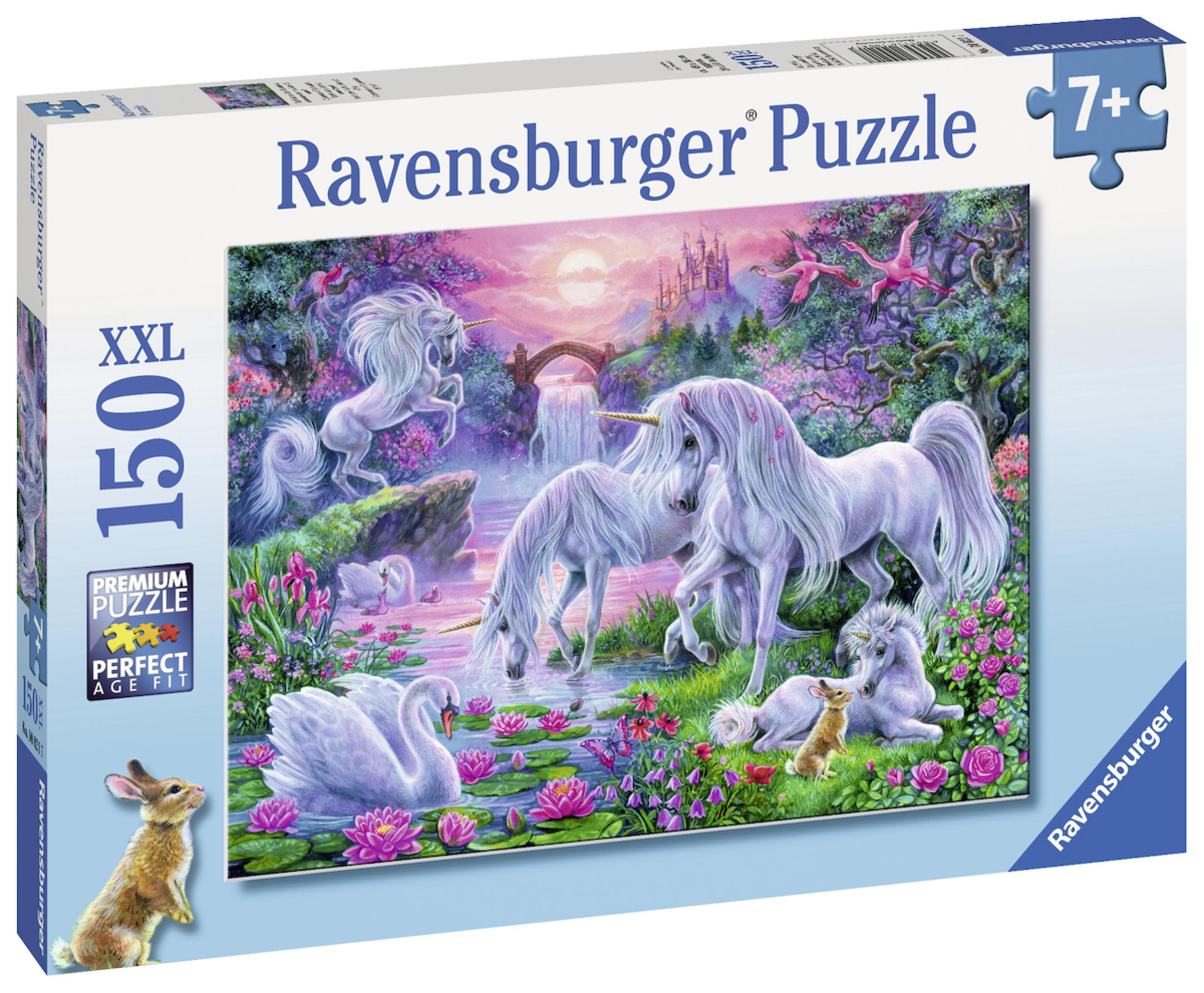 Una scatola di puzzle con un'immagine di unicorni vicino a uno stagno con fiori e un castello sullo sfondo.