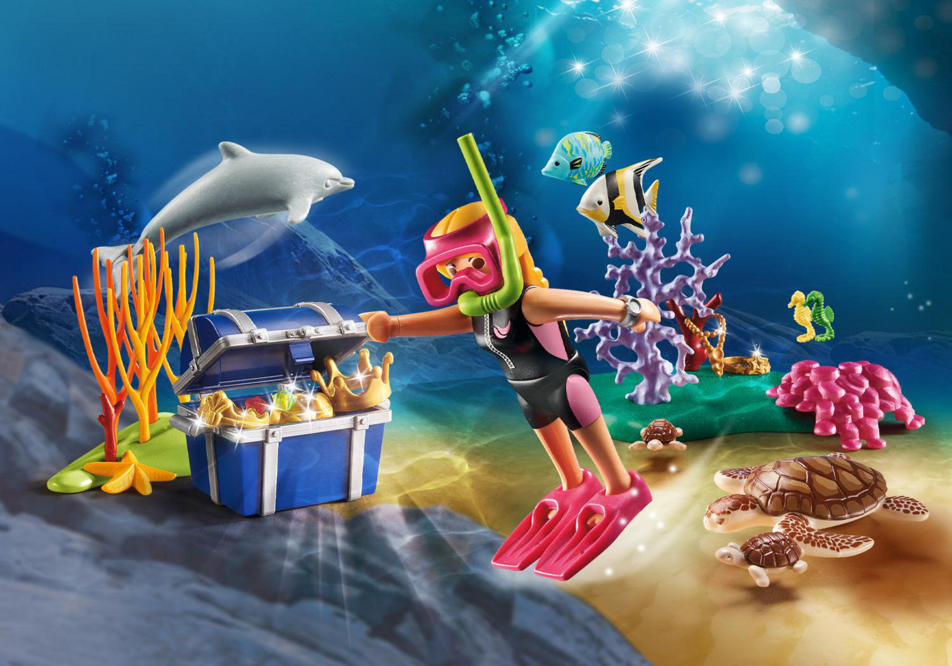 Playmobil Unterwasserszene. Eine Person im Taucheranzug schwimmt in der Nähe einer Schatztruhe und Fischen. Delfine und Schildkröten.