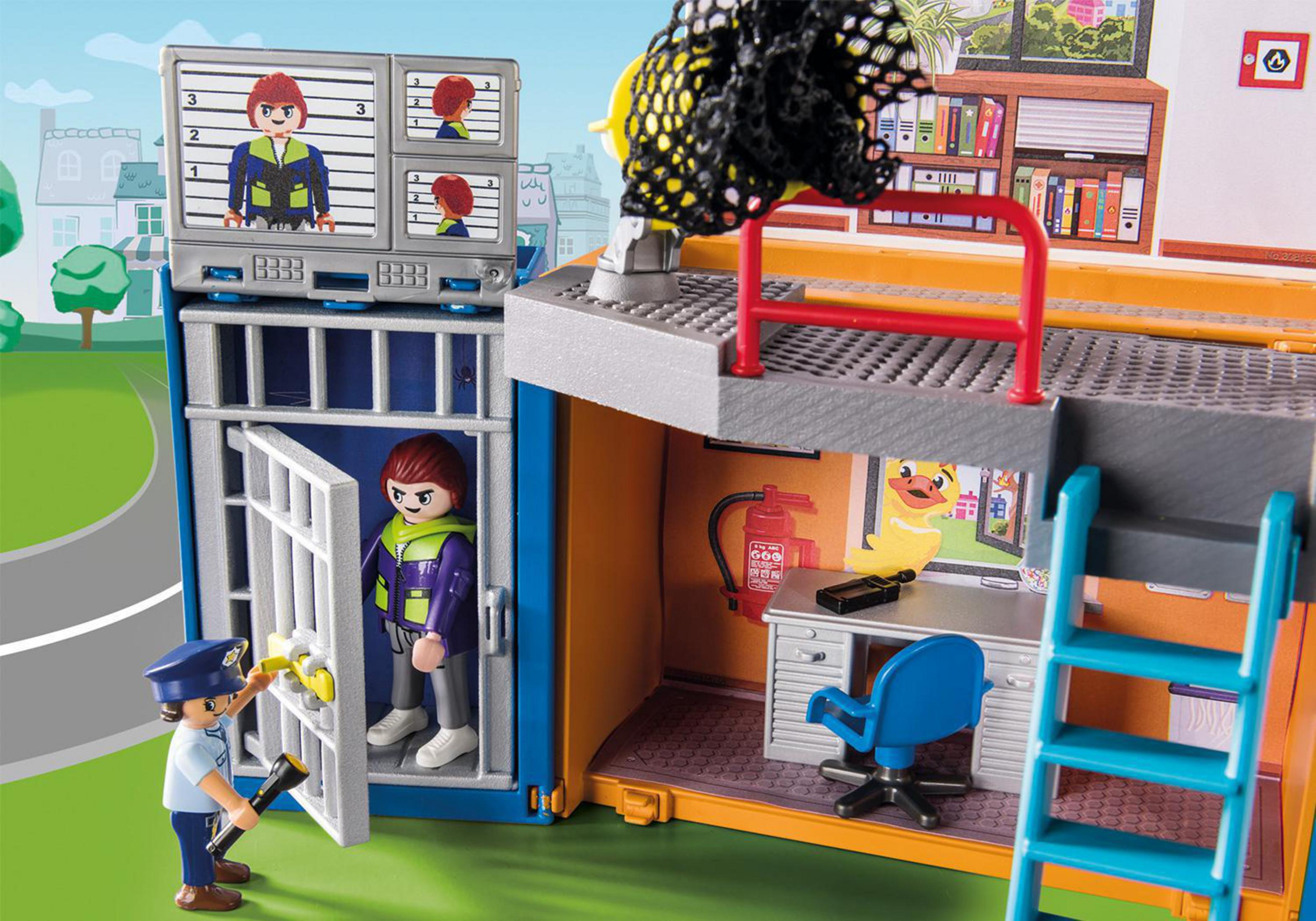 Playmobil Polizeistation Szene. Ein Polizist öffnet eine Gefängniszelle. Ein Gefangener und andere Beamte sind sichtbar.