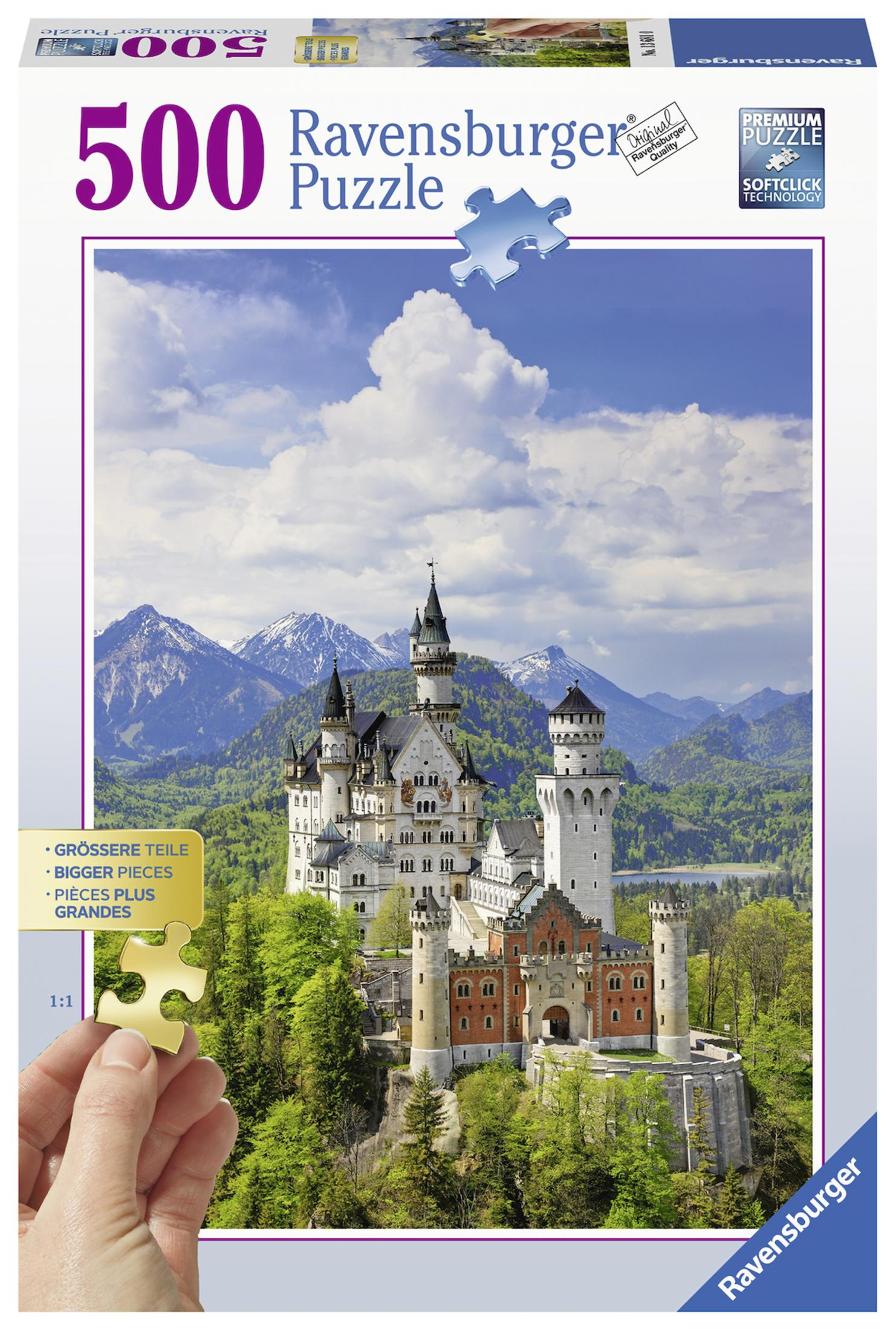 Puzzledose zeigt Schloss Neuschwanstein. Eine Hand hält ein Teil. Berge und Himmel sind im Hintergrund.