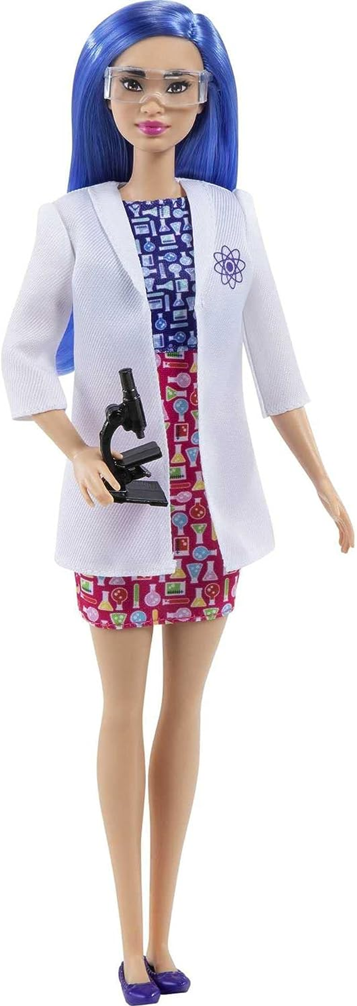 Una bambola Barbie con un camice da laboratorio e un ambiente di laboratorio.