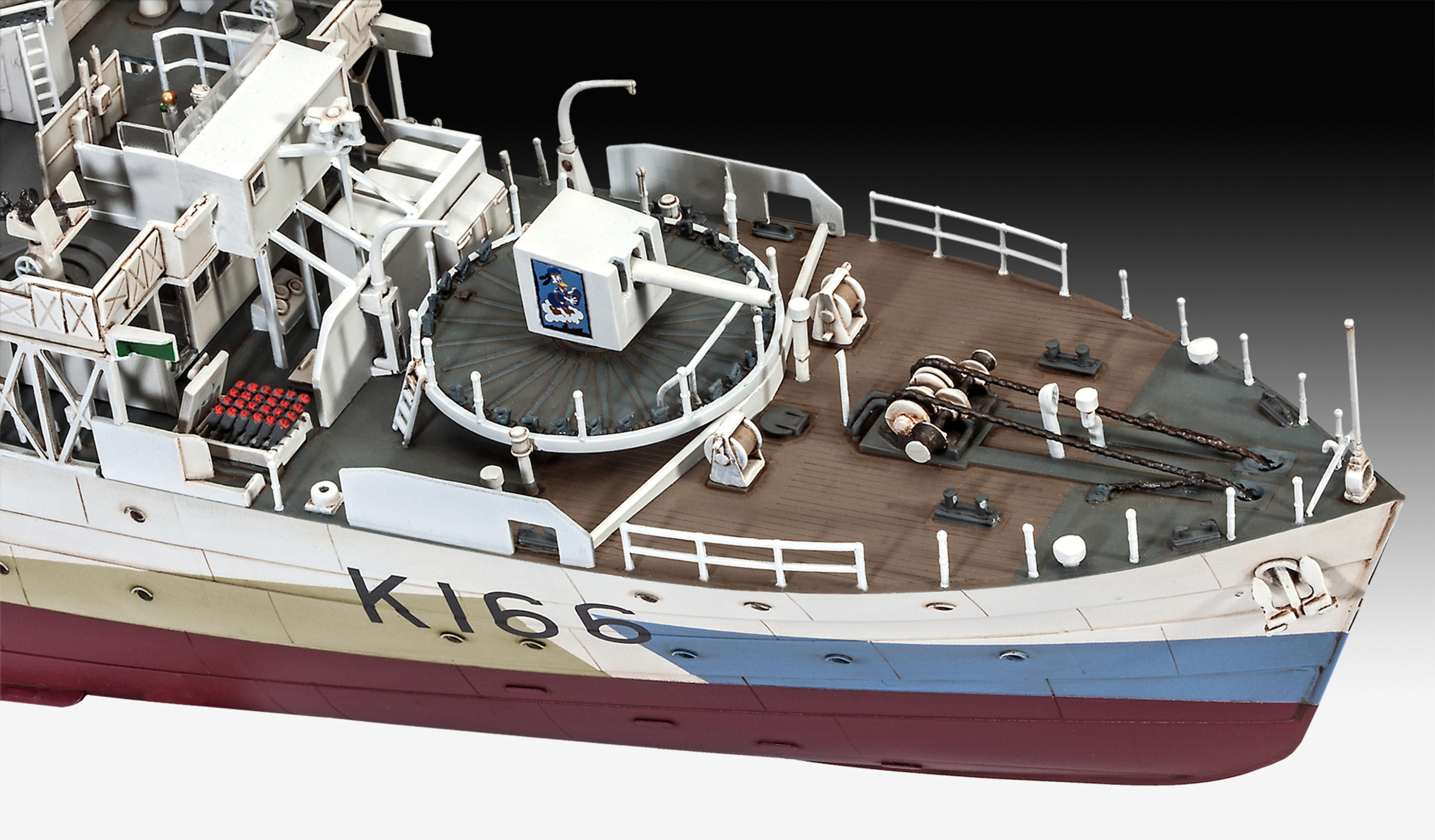 Modell eines Kriegsschiffes, teilweise zusammengebaut, mit sichtbaren Deckdetails und einer Kanone.