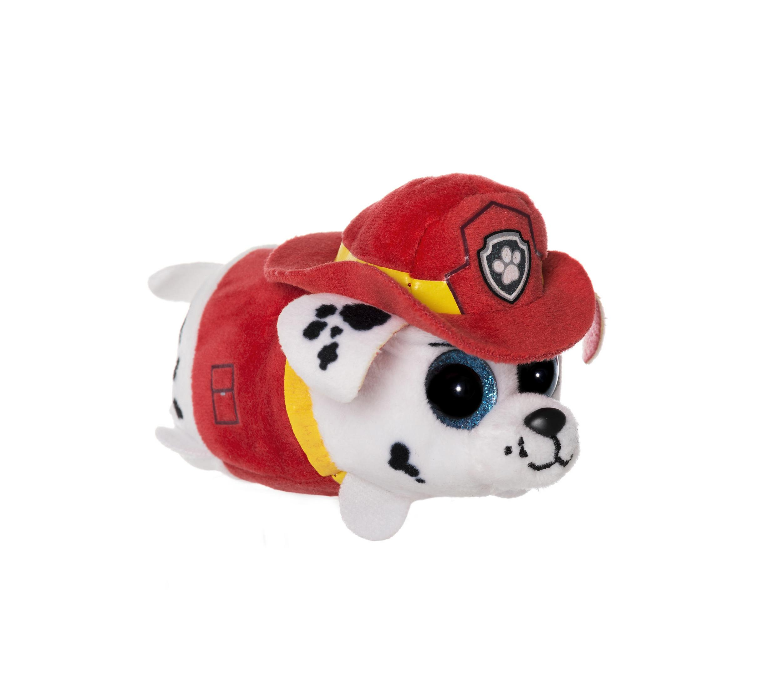 Ein Stoffhund mit Feuerwehrhut und -uniform auf weißem Hintergrund.
