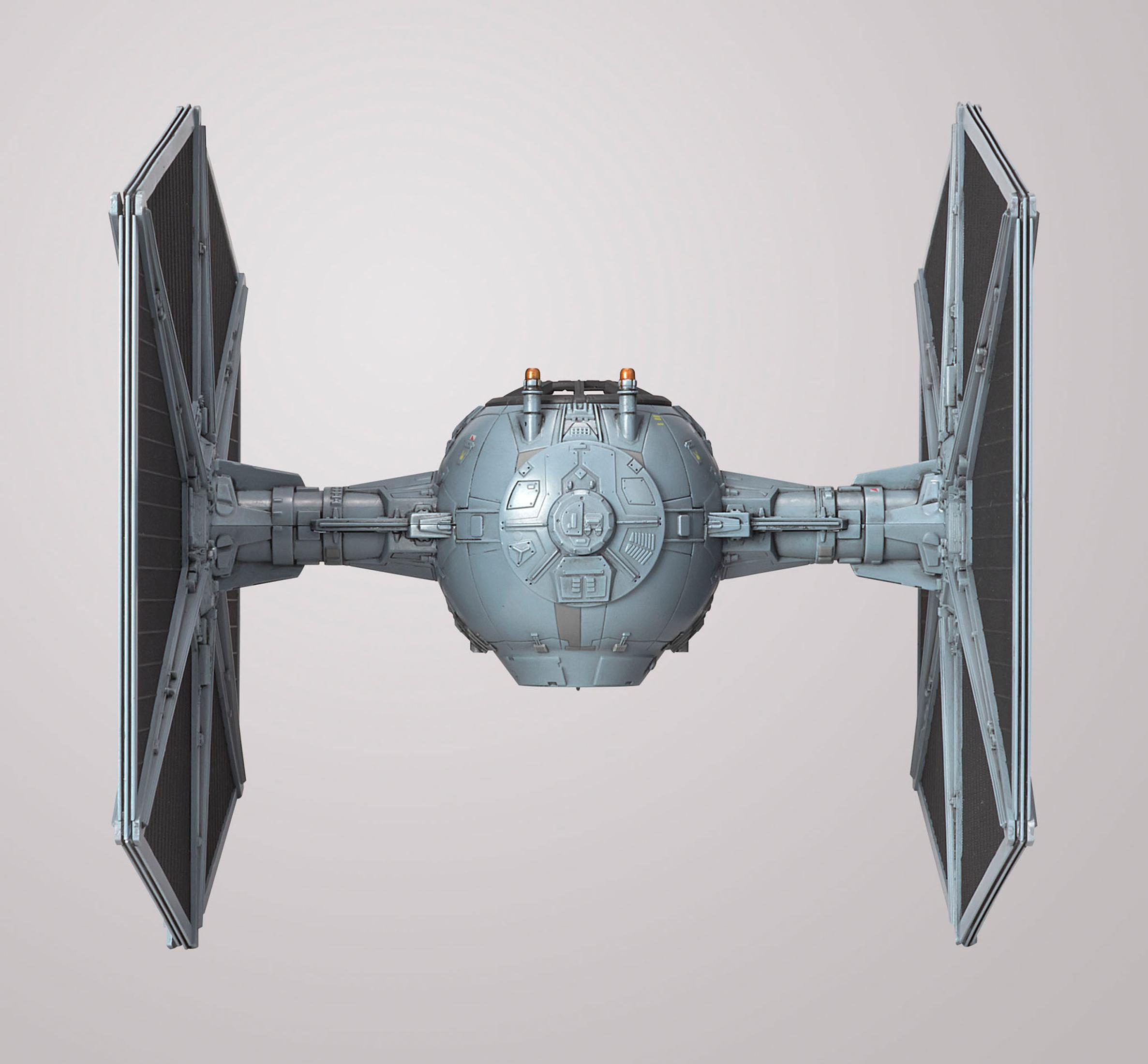 Un modello di caccia TIE di Star Wars. Grigio, con due ali che si estendono da un abitacolo centrale.