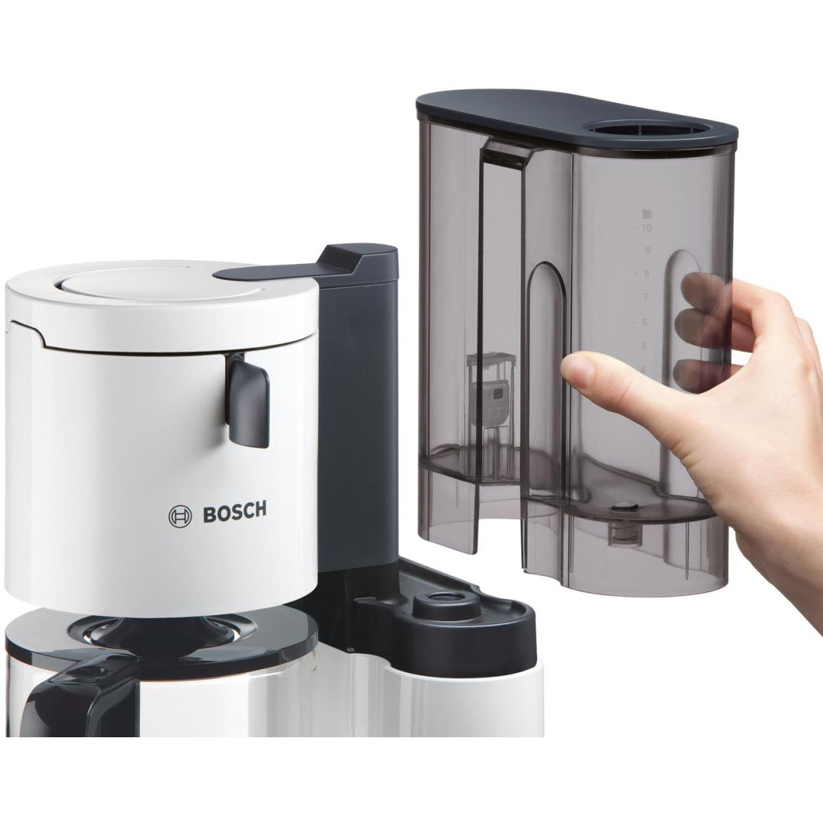 Ekspres do kawy z wyjmowanym zbiornikiem na wodę wyjmowanym przez rękę, białe tło.