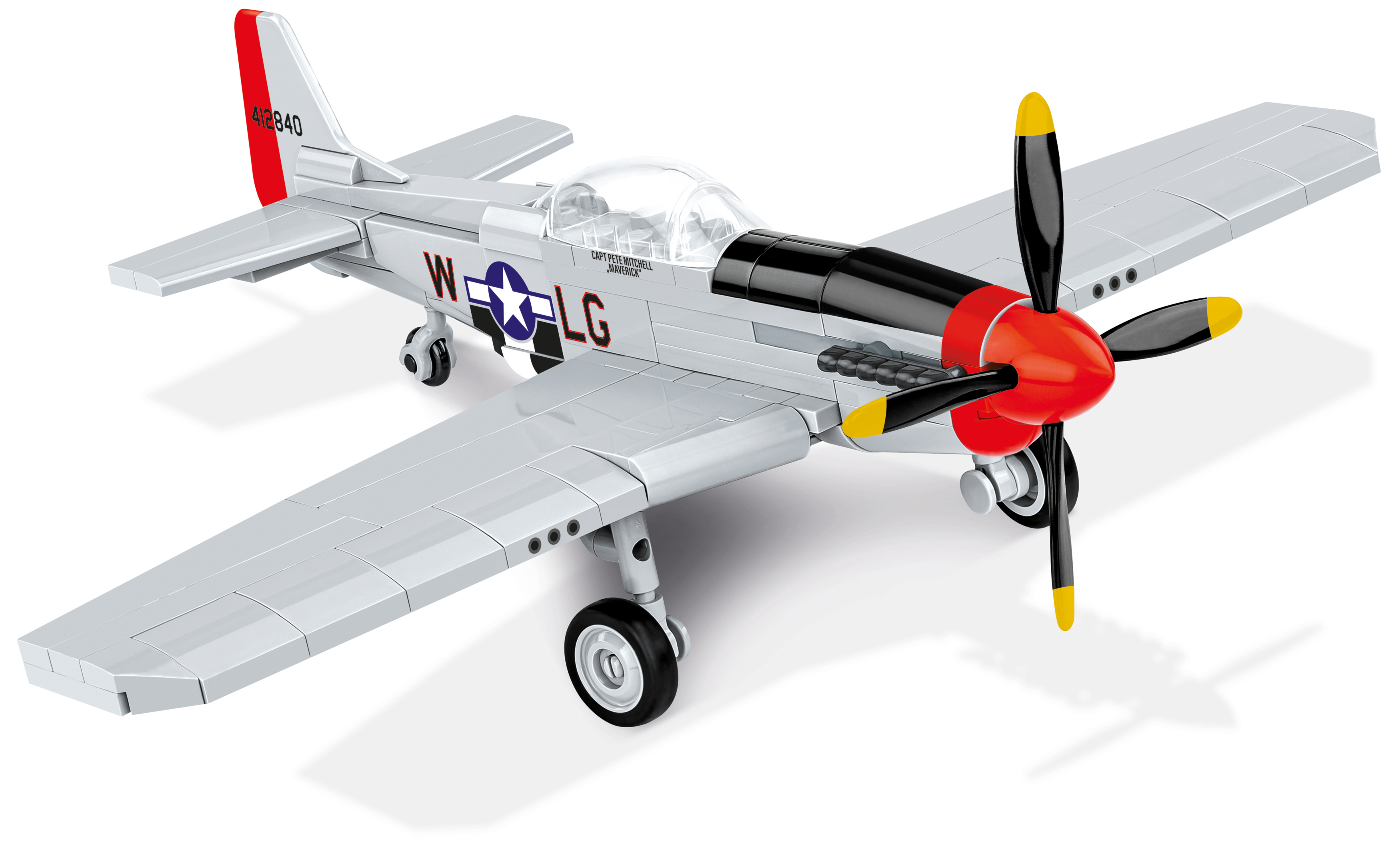 Ein Spielzeugflugzeug. Ein silbernes Flugzeug mit roten und schwarzen Details.