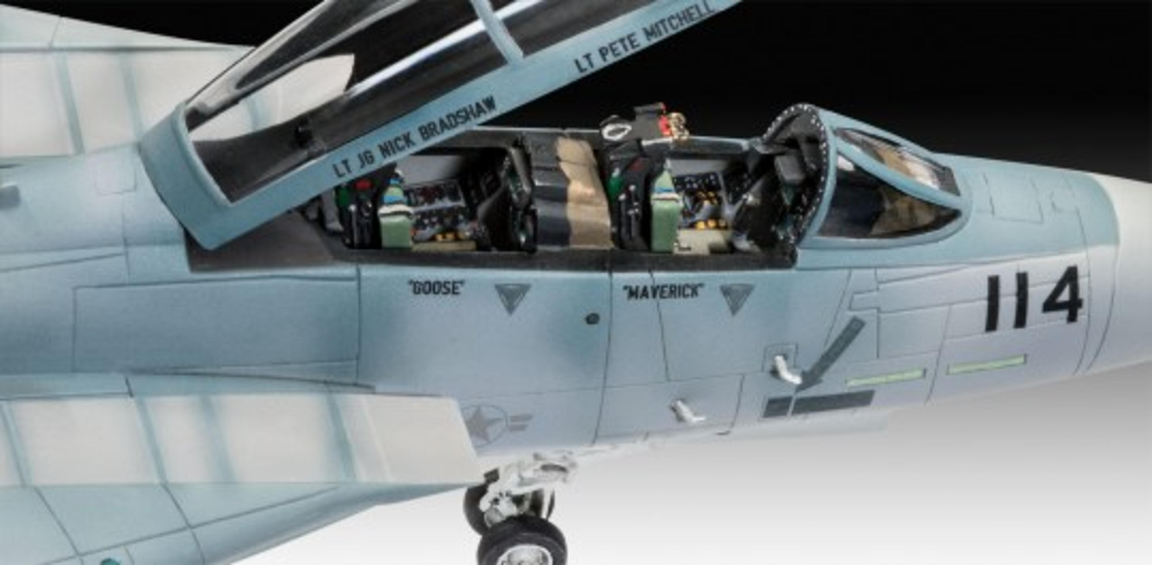 Modell eines Kampfjet-Cockpits. Offenes Verdeck. Detail von Sitzen und Bedienelementen. Text auf dem Flugzeug.