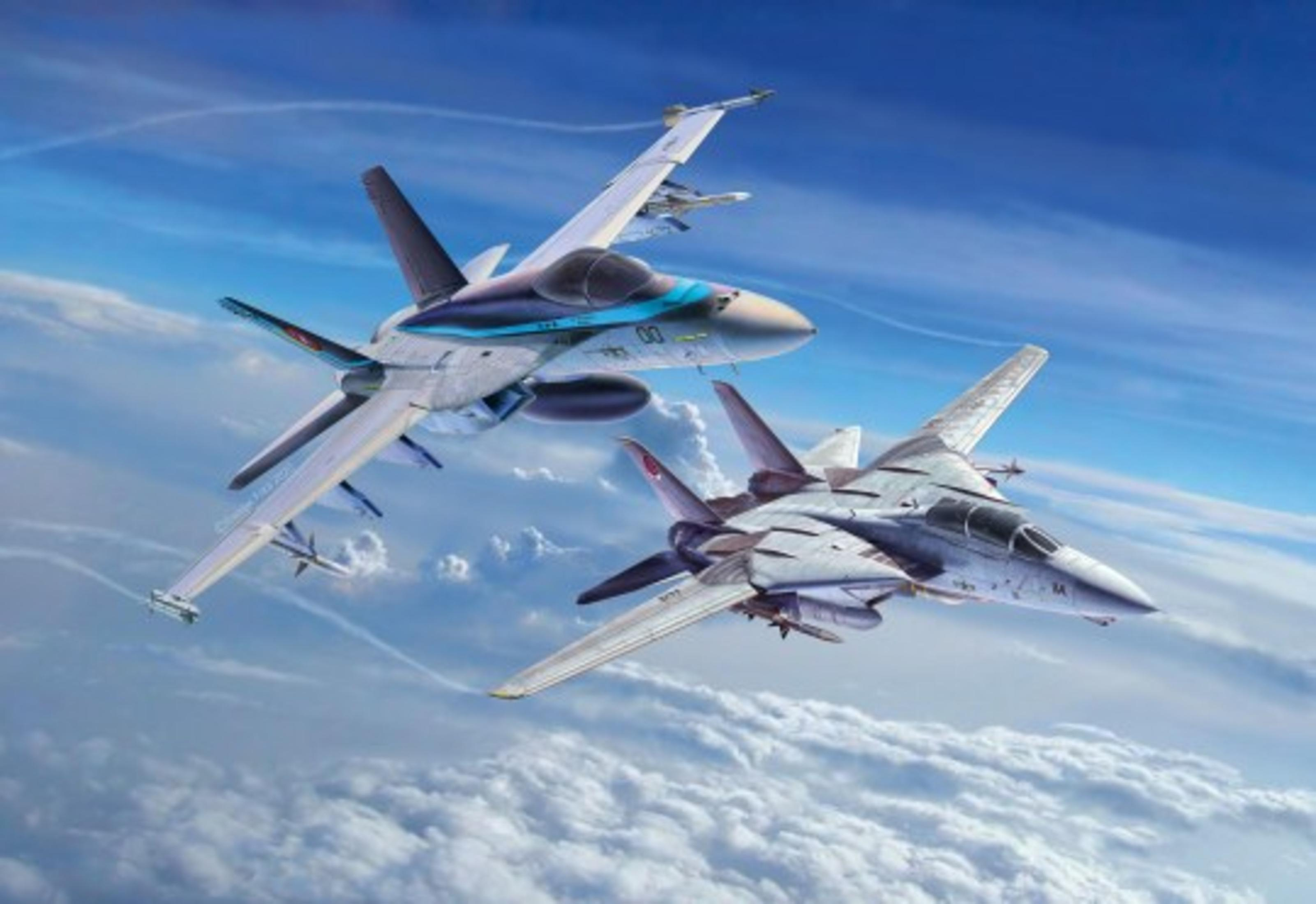 Zwei Kampfjets am Himmel mit Wolken, einer blau, einer grau.