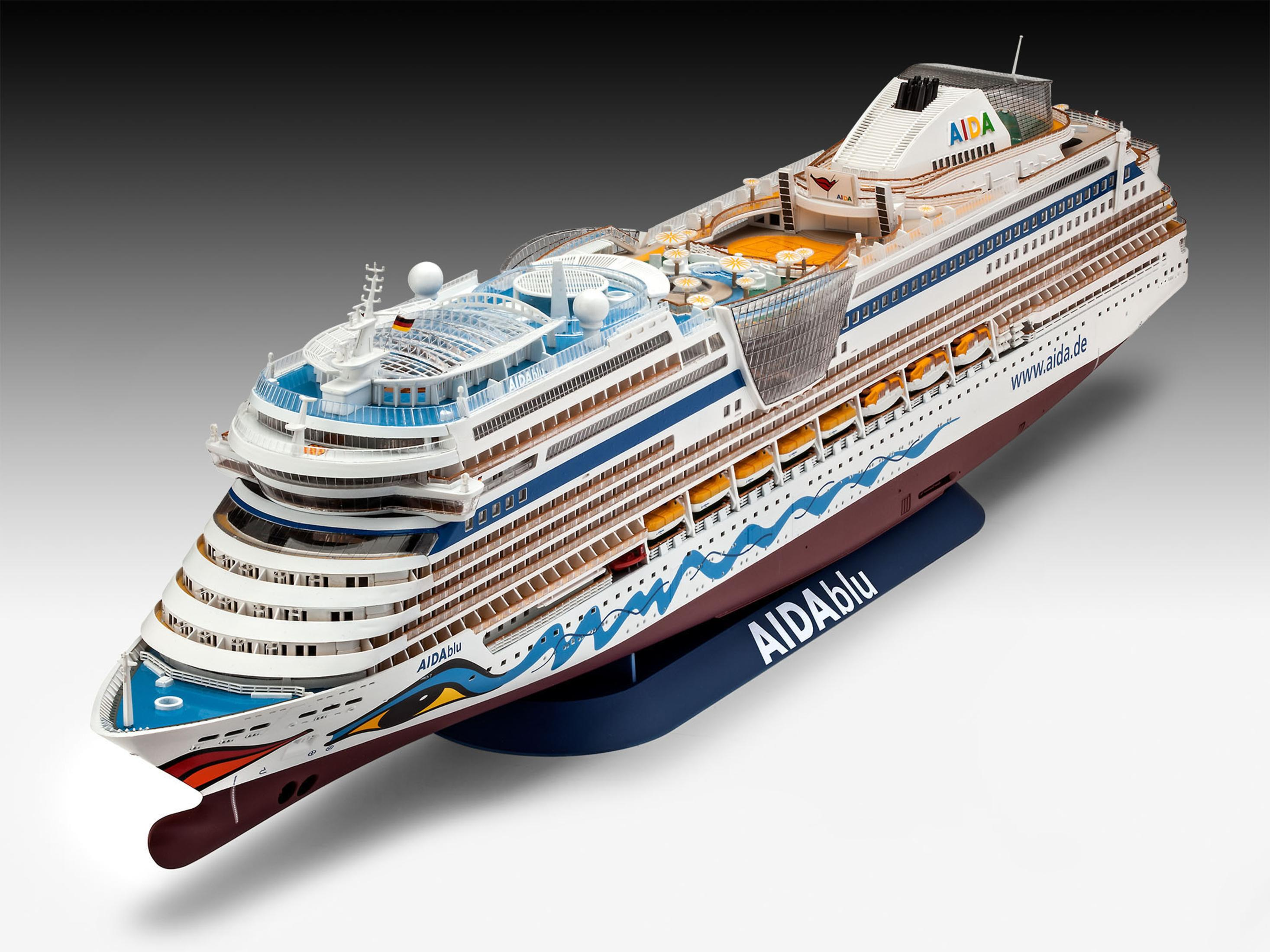 Modello di una nave da crociera, AIDAblu, su un supporto blu, su sfondo grigio.