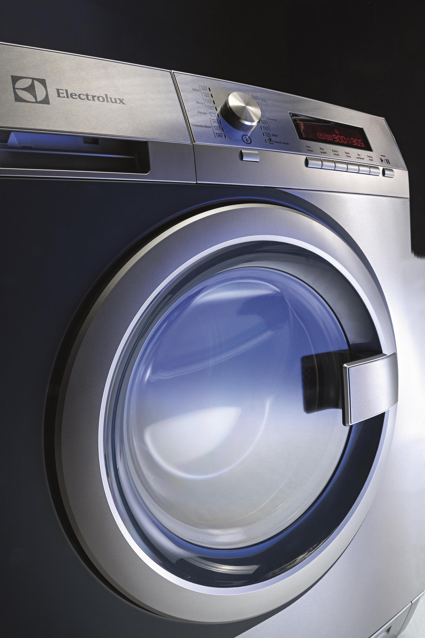 Vorderansicht einer silbernen Electrolux Waschmaschine mit runder Tür.