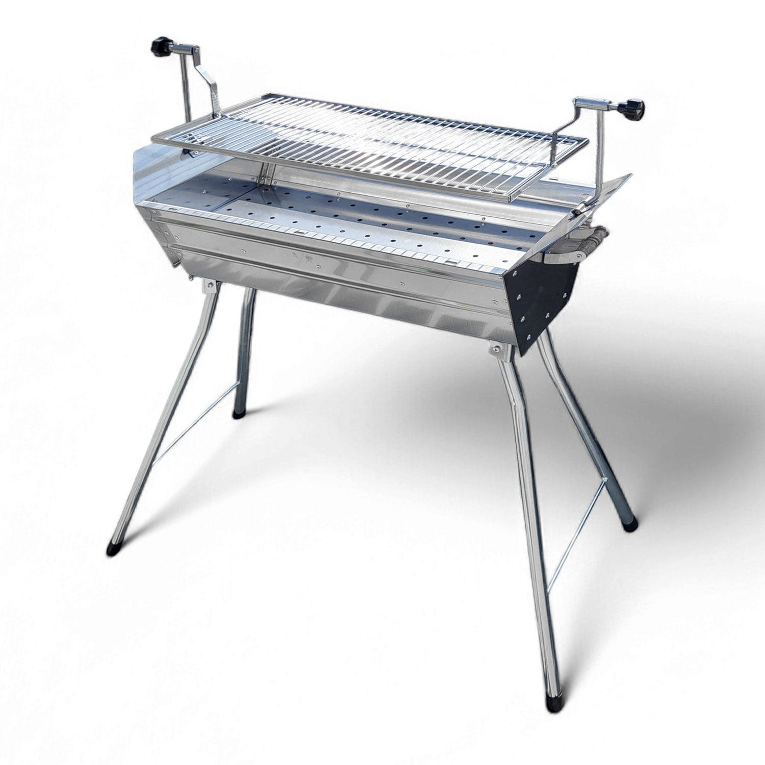 Grill aus Edelstahl. Beine und ein Drahtgestell. Weißer Hintergrund.