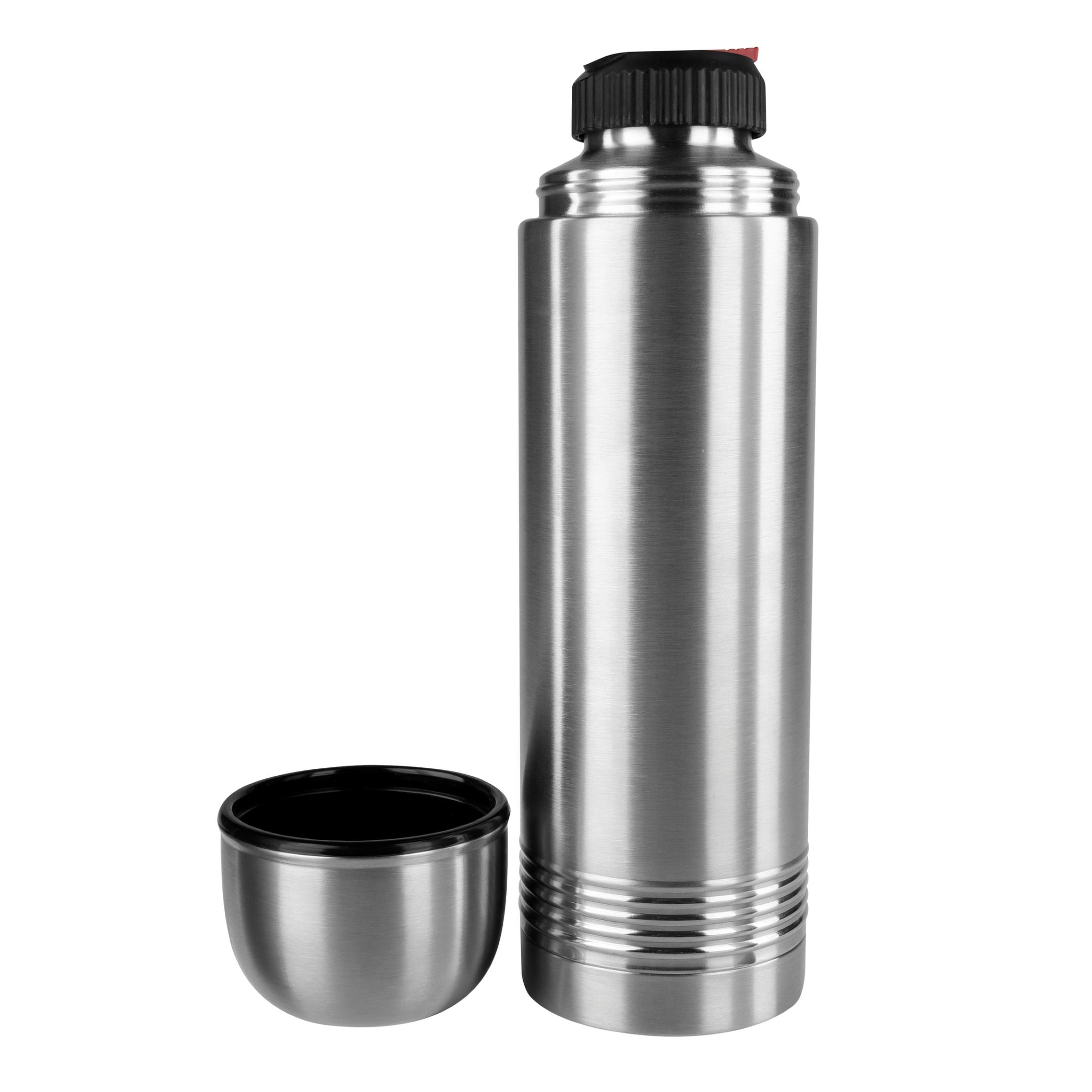 Silberne Thermoskanne mit schwarzem Deckel und abnehmbarer silberner Tasse. Weißer Hintergrund, einfaches Studiofoto.