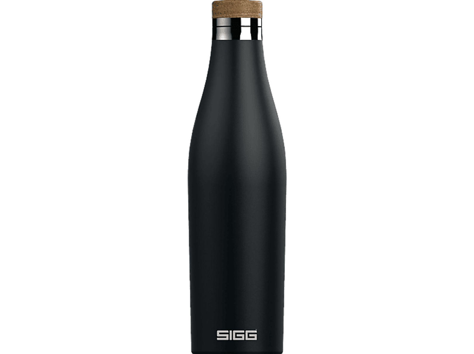 Eine schwarze, zylindrische Wasserflasche mit Holzdeckel und silbernem Band, vor schwarzem Hintergrund.