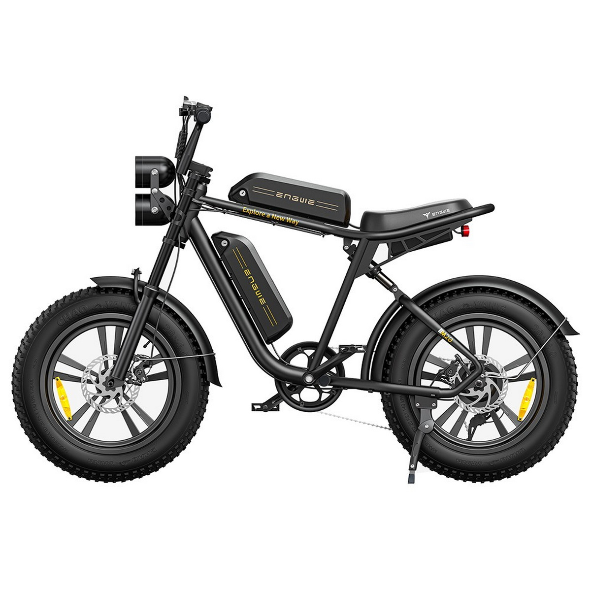 Schwarzes Elektrofahrrad mit breiten Reifen. Es hat einen Akku, einen Motor und Scheinwerfer.