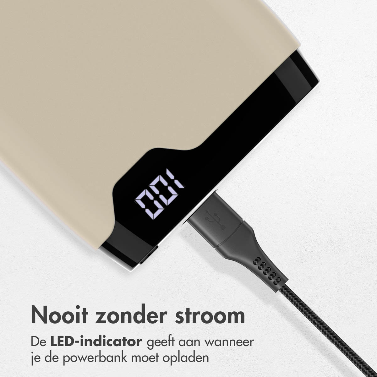 Gros plan d'une batterie externe en charge avec un câble USB. L'écran affiche 100%. Texte: Jamais sans alimentation.