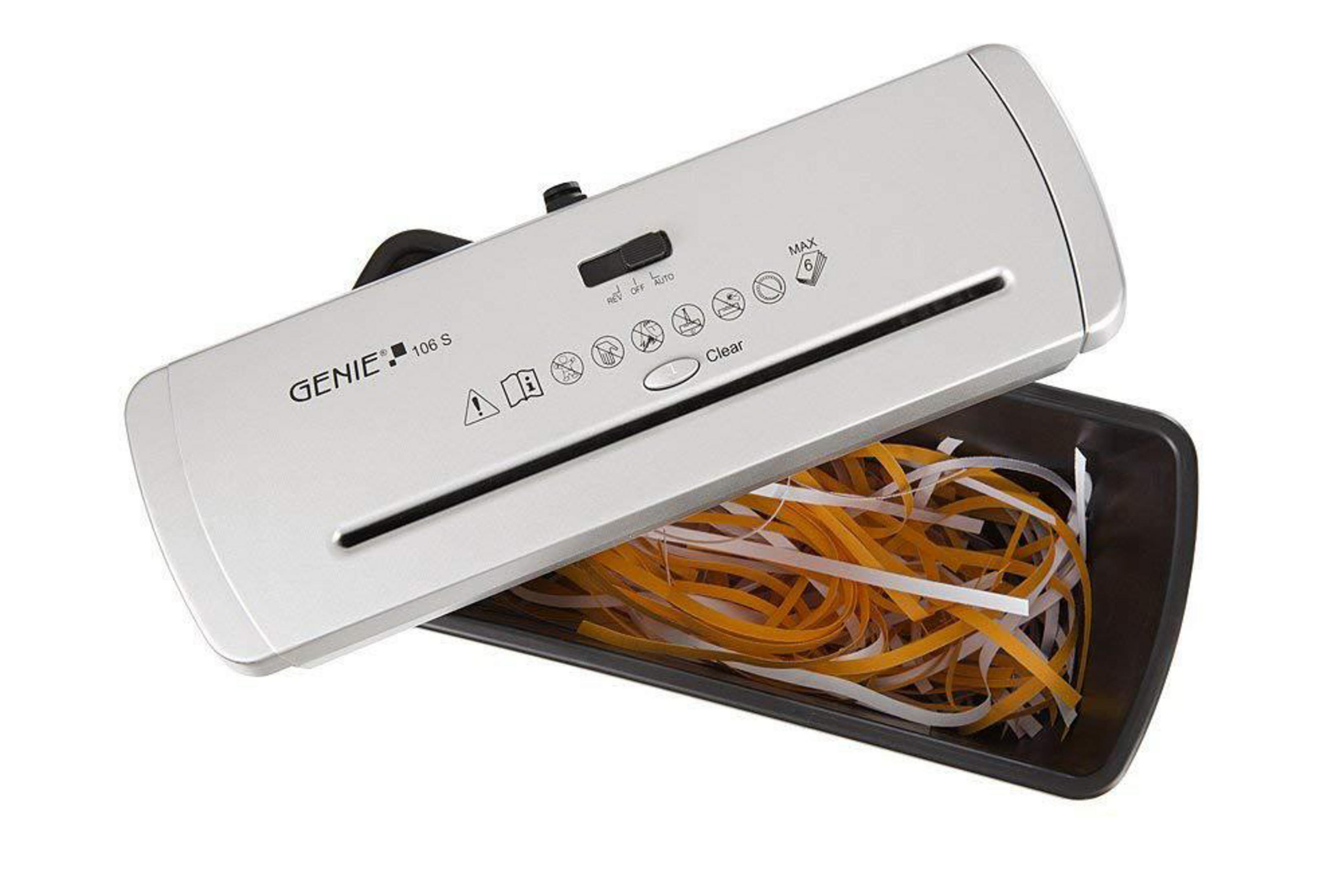 Biała niszczarka do papieru z czarnym pojemnikiem wypełnionym pociętym papierem. Model Genie 106 S.