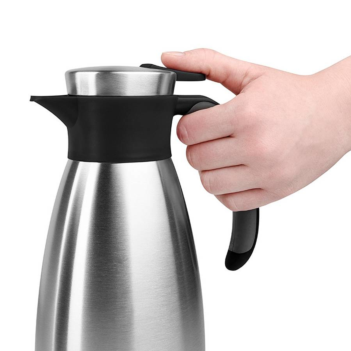 Main tenant une carafe isotherme argentée et noire, fond blanc.