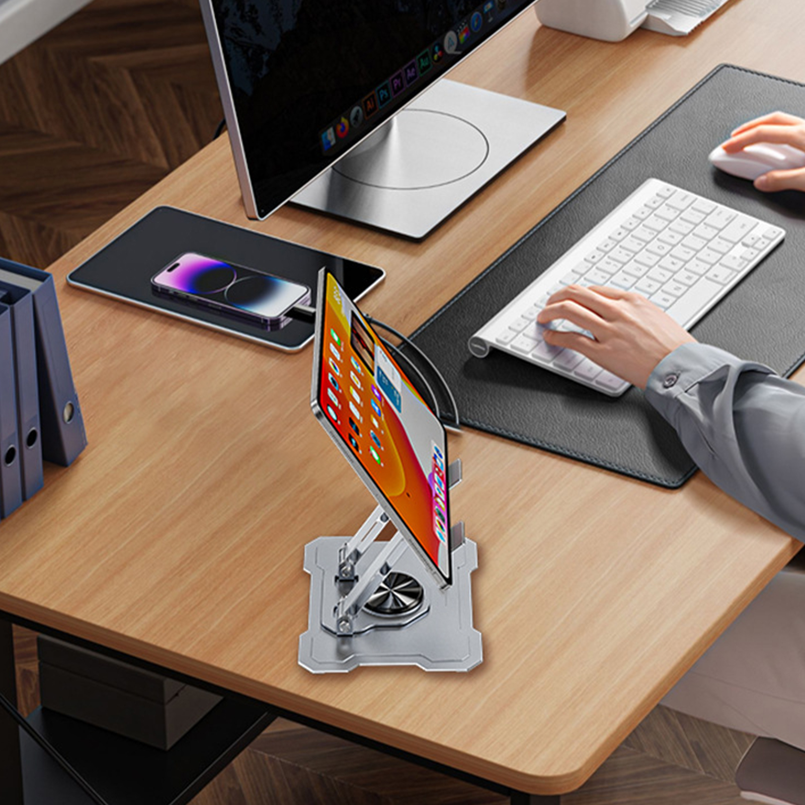 Ein Tablet auf einem Ständer, auf einem Holztisch, mit Tastatur und Maus.