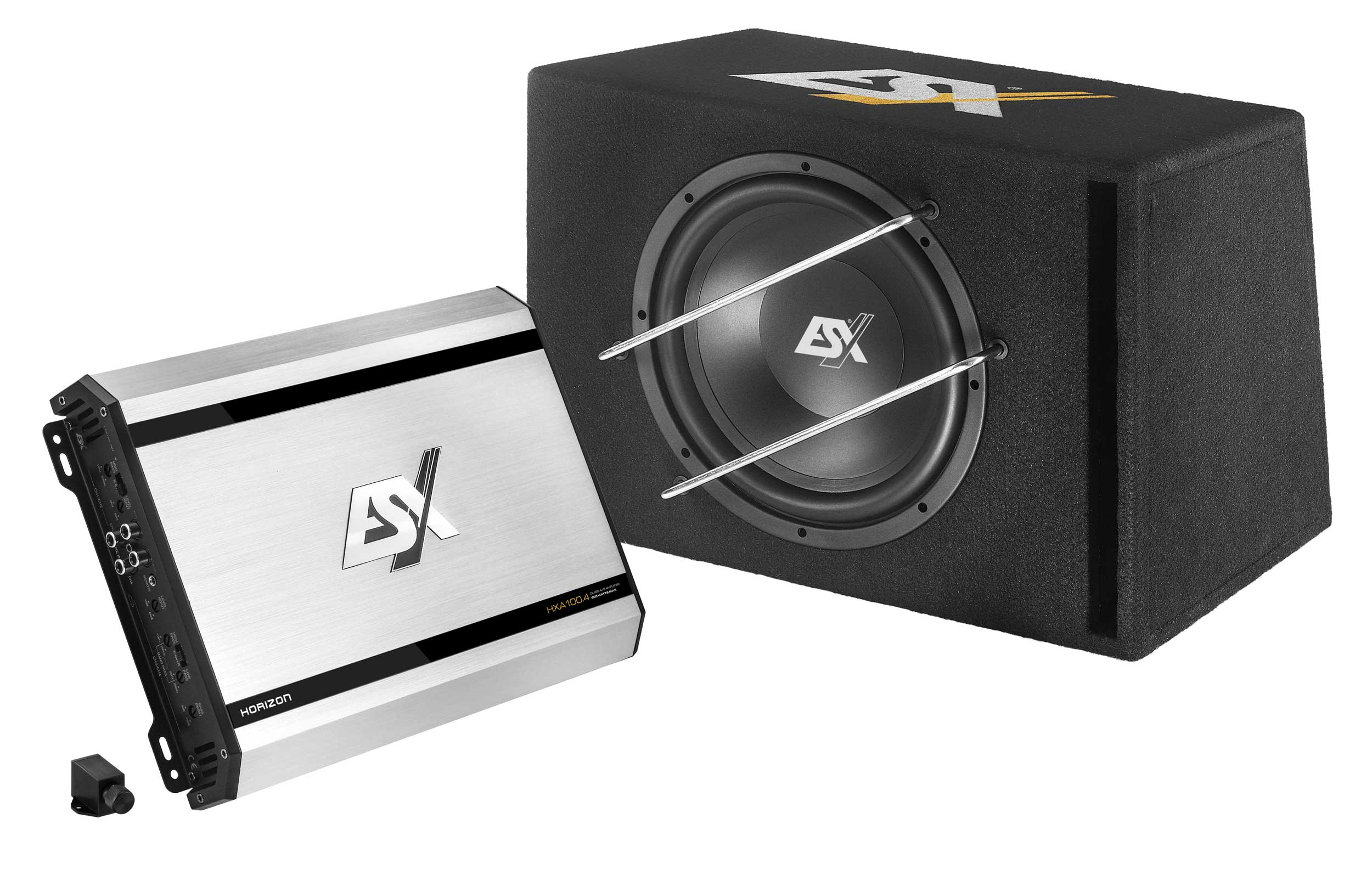 Eine schwarze Subwoofer-Box und ein Verstärker vor weißem Hintergrund.