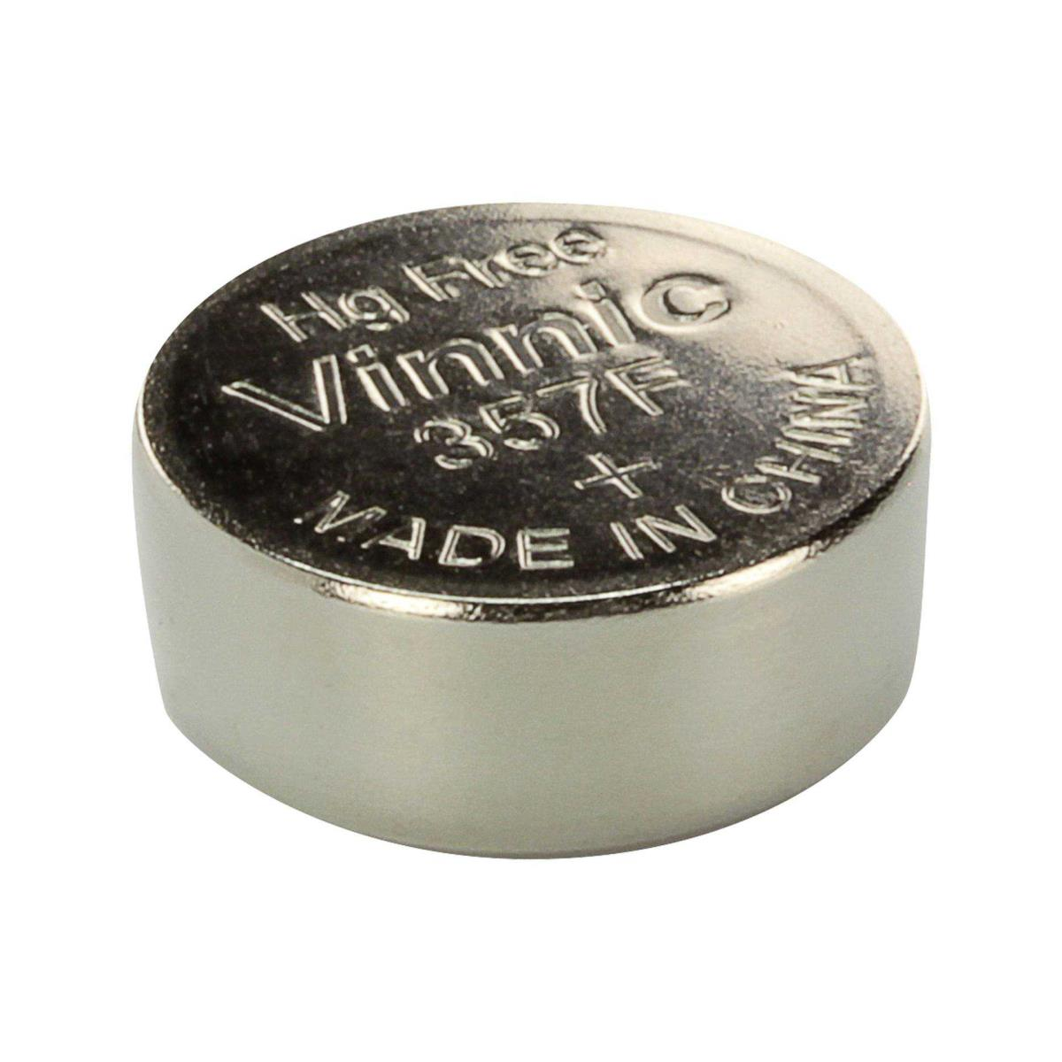 Zbliżenie okrągłej, srebrnej baterii z tekstem.