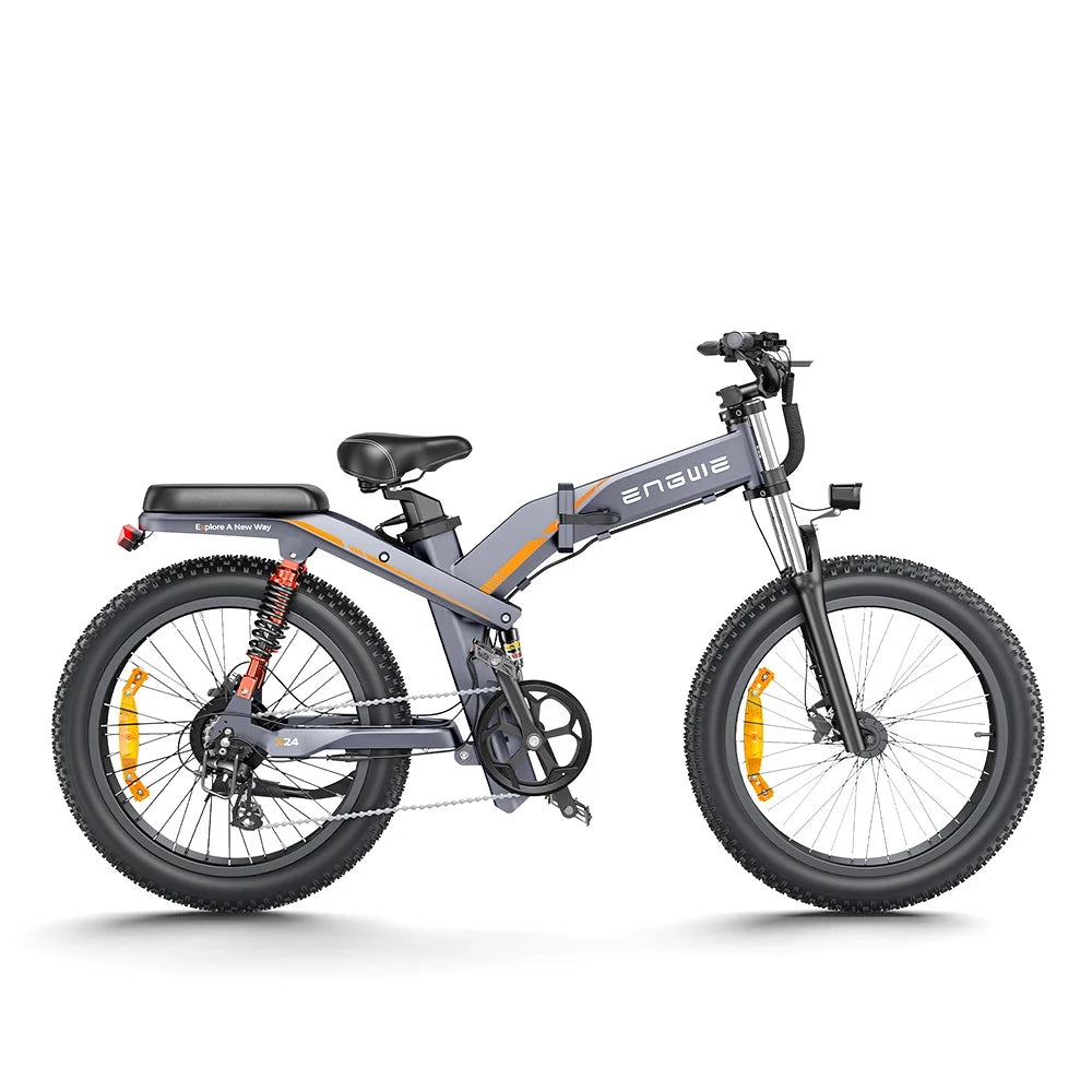Bicicleta eléctrica gris con neumáticos grandes, detalles naranjas y asiento negro. Fondo blanco.